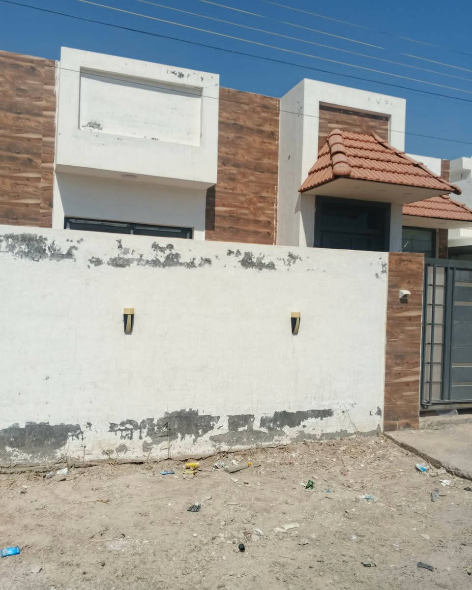 للبيع :
بالفلوجه مجمع ستي الفلوجه السكني  مجاور لجامعه السراج الاهليه قبل مدخل الفلوجه من جهة سيطره الموظفين بحوالي 700m على الطريق القديم فلوجه_بغداد مجمع فيه تبليط ومجاري وكهرباء دفن تحت الارض وحدائق واسواق وجامع بالمجمع هذا  بيت 250mطابق واحد غرفتين نوم واجده منهما سويت واستقبال وصاله ومطبخ حار بار وكراج وحديقه ومنور حول البيت ومنور داخلي  و3,مجموعات صحيات والصحيات تعليق  هذا البيت تم تقفيله من قبل صاحب الدار بنفسه بحيث توجد مميزات تختلف عن عمل الشركه ارضيه مرمر وارضيه الشركه سيراميك تاسيات كهربائيه تختلف عددالنقاط والنوعيه الماركه تأسيس الماء وحجم خزان الماء والأبواب والشبابيك تختلف من حيث المتانه والديكورات  الدرج مرمر والبيت تم تسديد  كافه مبالغ شركه الاستثماسعر البيت 165مليون ونتفاوض //مكتب المانع للعقار مقابل كراج بغداد للنقل الموحد ***********/ ***********
