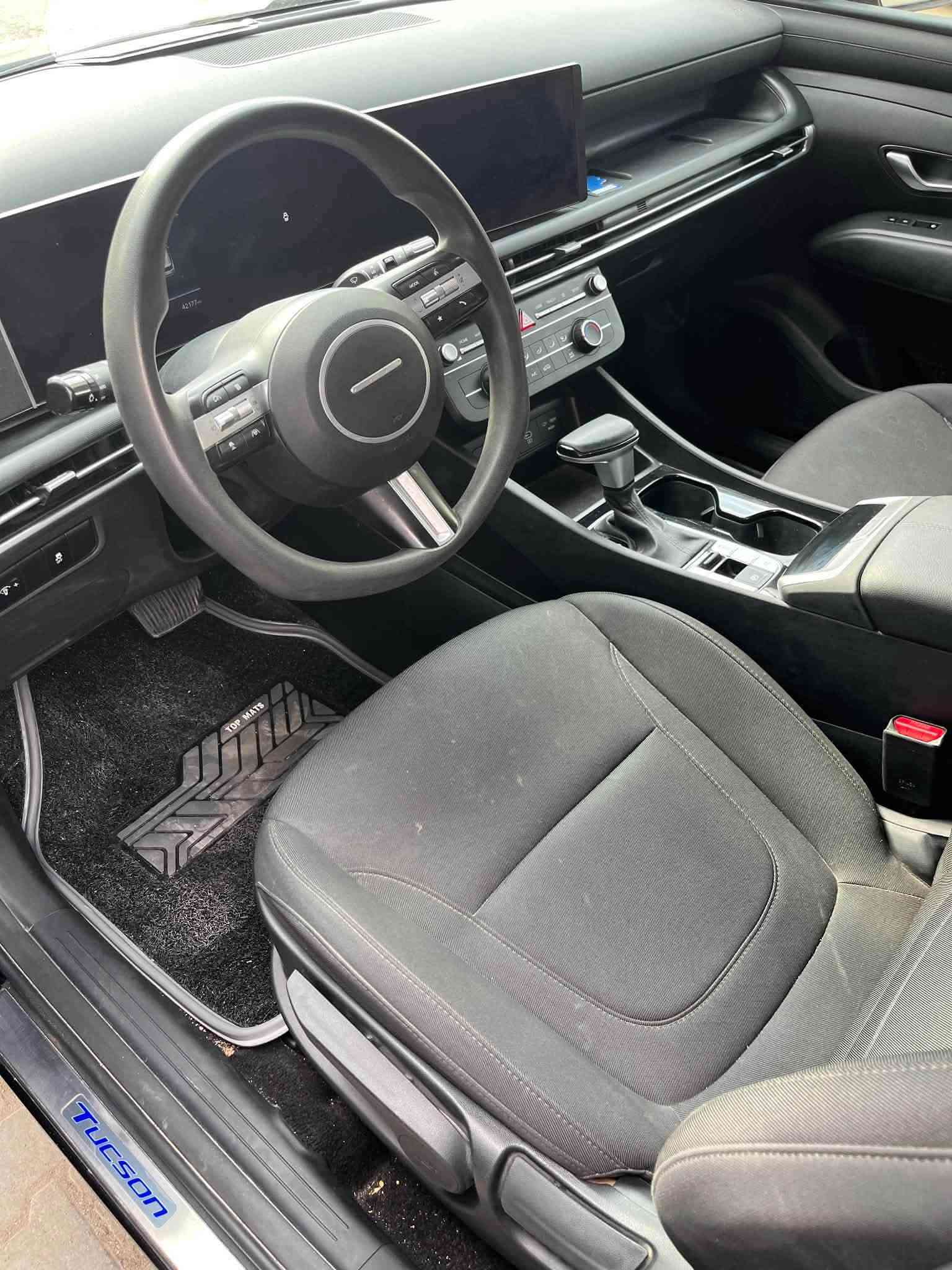 • النوع: Hyundai Tucson
• سنة الصنع: 2025
• الفئة: SE
• نوع الهيكل: SUV / كروس أوفر، 5 أبواب
• المحرك: بنزين 4 سلندر
• سعة المحرك: 2.5 لتر
• القوة: 187 حصان
• العزم: 178 lb-ft تقريباً (حوالي 241 نيوتن.م)
• ناقل الحركة: أوتوماتيك 8 سرعات
• نظام الدفع: أمامي FWD (2WD)
• عدد المقاعد: 5
• مقاس الإطارات: 235/65 R17
• مقاس الجنوط: 17 إنش، 7.0J
• ضغط الإطارات حسب الملصق: 35 PSI أمامي وخلفي
• الوزن الإجمالي المسموح GVWR: 4,717 رطل ≈ 2,140 كغم•
• لون المصنع (Paint Code): TCM
• تاريخ التصنيع الظاهر: 01/2025
• بلد التصنيع: المكسيك
• رقم الـVIN: 3KMJA3DE4SE020770
•وارد أمريكي دخول جديد قبل ايام
•الوحات (بغداد)
• شاشا متصلة 
•سياره اخت زيرو ماشيه قليل
•ضرر خلفي جنطه + خشم جاملغ اليمين امامي فقط لا غير شرط سونار ( مصلحه وكامله)
•صور الضرر في امريكا مرفقة في المنشور

عنوان بغداد الحرية 
التواصل *********** واتساب 
المعرفه السعر ارسل رقم (1)
