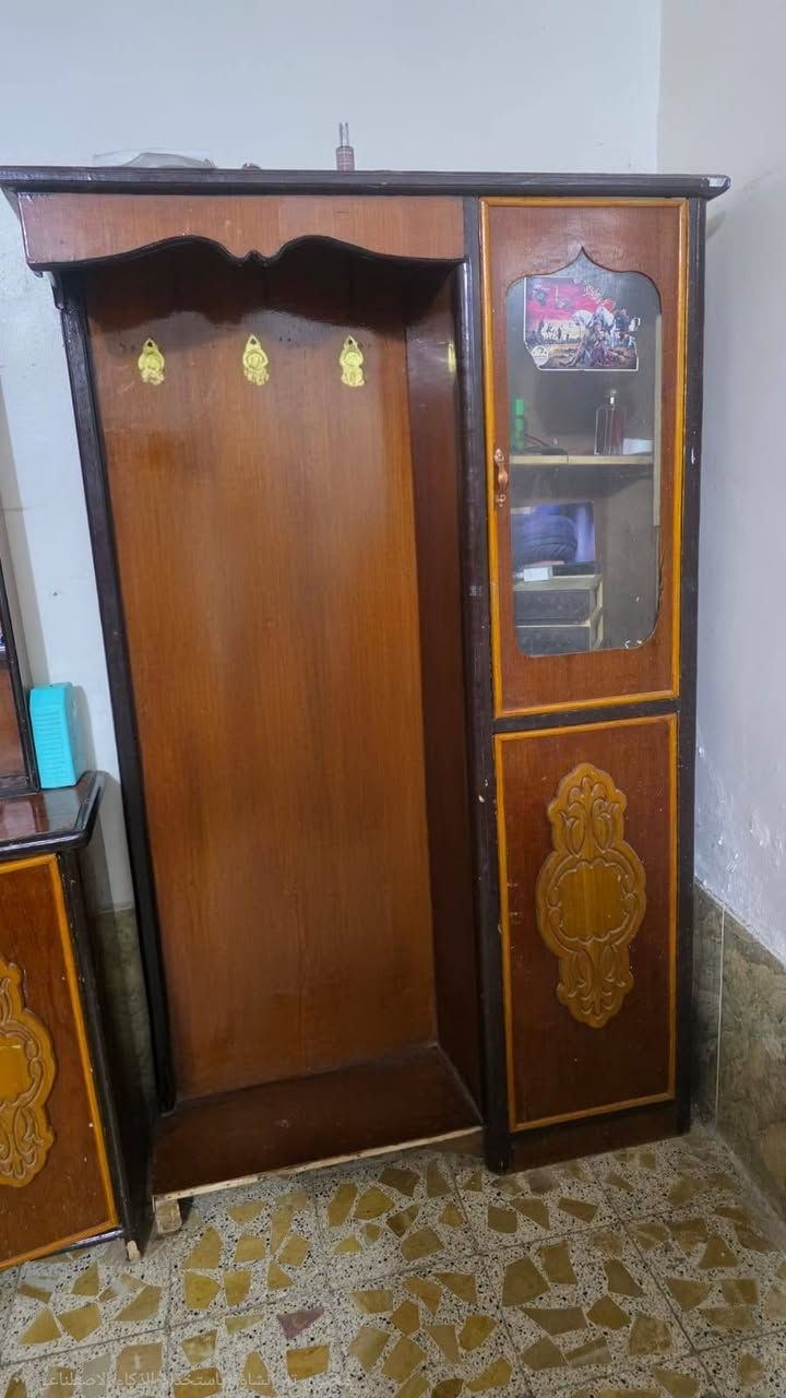 السلام عليكم غرفة اخشاب للبيع 
بسعر مناسب ***********
