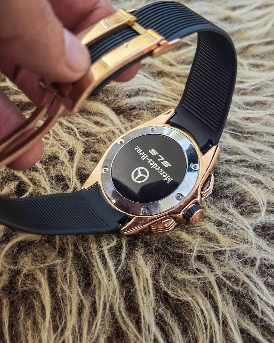 يا الله
ساعة يد رجالية بتصميم رياضي وفاخر تحمل علامة TAG Heuer بالتعاون مع طراز Mercedes-Benz، وتتميز بهيكل معدني بلون الذهب الوردي مع سوار أسود من السيليكون.التصميم: هيكل مطلي بلون الذهب الوردي مع مينا معقد يضم عدادات داخلية ومقياس سرعة وتفاصيل مستوحاة من سيارات مرسيدس.الوظائف: تحتوي على نظام كرونوغراف (إيقاف الوقت - ستوب وتش) وجميع العدادات الداخلية (السناتر) تعمل بشكل كامل.السوار: حزام من المطاط أو السيليكون الأسود المتين يحمل اسم العلامة التجارية
***********

