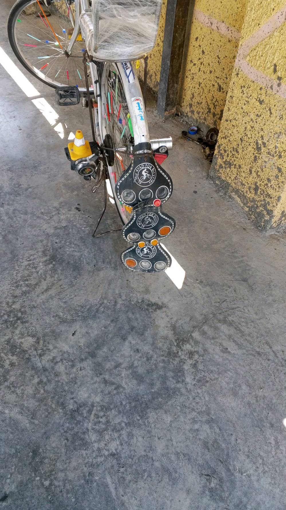 بايسكل ياباني للبيع 
سعر80وبي مجال‏‪***********‬‏واتساب
ممكن تذكر موديل/ماركة البايسكل شنو بالضبط؟ وإذا تعرف سنة الصنع همين.: 
موديل2018
المقاس شكد؟ يعني 26 لو 27 لو مقاس ثاني؟: 
26
حالته شلون من ناحية الفرامل، السلسلة، والدفرنك/الدعاسات؟ بيه أي صيانة أو عطل؟: 
جاهز من كالشي مابيه تايرات بريكات وياله كله جديد
وين موقعكم بالضبط حتى نعرف أقرب مكان للمعاينة والاستلام؟: 
بغداد ابو اغريب الشيحه2 
السعر 80 نهائي لو بيه مجال بسيط للمساومة؟ وهل أكو سبب للبيع؟: 
90وبي مجال حك جيتك