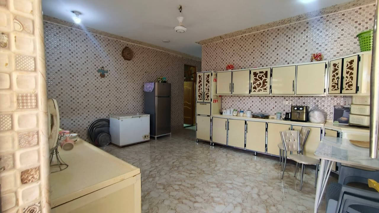 دار للبيع نزلة كوت الجديده نزلة البترومين
مساحه ٥٠٠ متر 
يتكون غرفتين وحده اسويت  طابق ارضي وصاله واسقبال وصحيات داخليه وخارجيه  معه محل كبير 
وطابق ثاني مشتمل غرفتين ومطبخ وصحيات 
بناء رفته سنة ٢٠٢١ 
شارع مجاري وسبيس يبعد عل شارع العام ٢٠٠ متر 
للاستفسار 
***********
