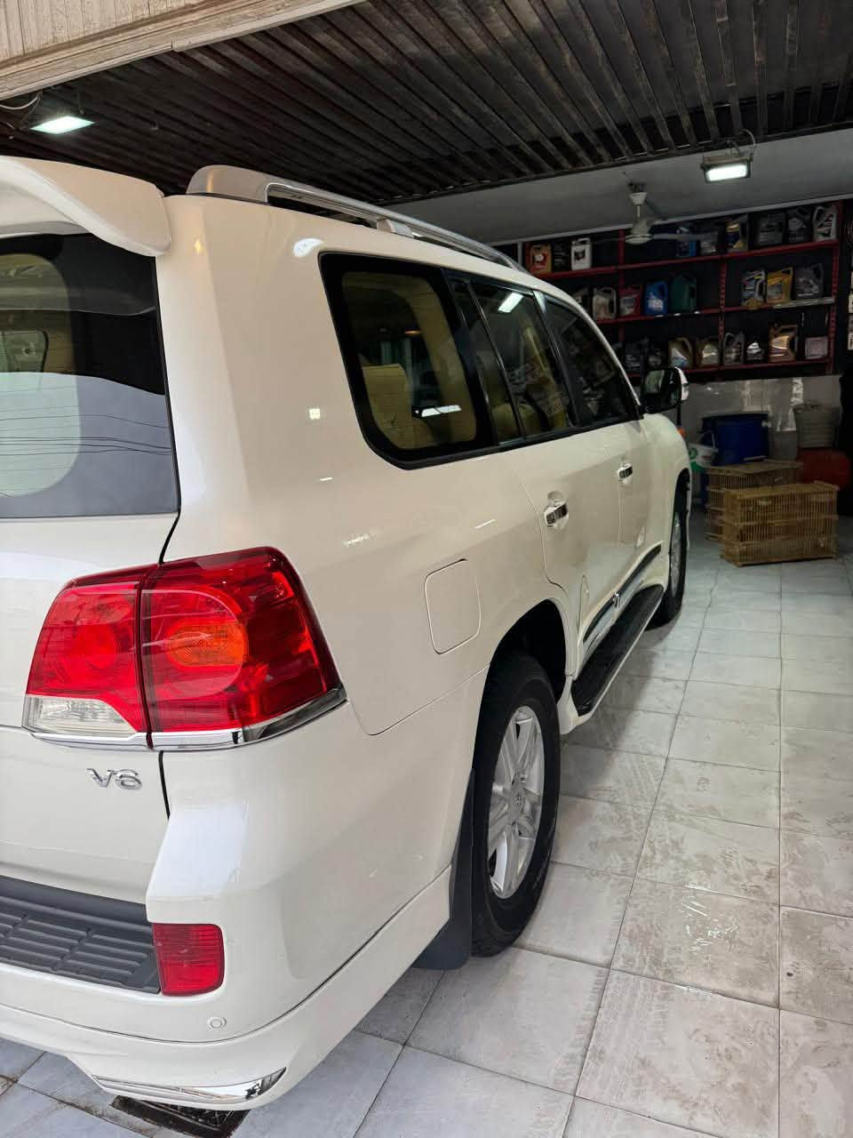 السلام عليكم ..  GXR 2012 للبيع 
السيارة جديدة و نظيفة 
محرك V6
السيارة : يوجد بارد في بعض الأماكن + الجاملغ الأمامي الأيمن و الباب الأمامي الايمن مفتوح البراغي لغرض التقسيم ) 
ماشية : 170 KM الف 
السيارة بأسمي تحويل او وكالة 
رقم سليمانية 
محرك + گير (كفالة شرط الفحص )
السعر : 287$  وبي مجال .
العنوان : البصرة 
رقم الهاتف : ***********
