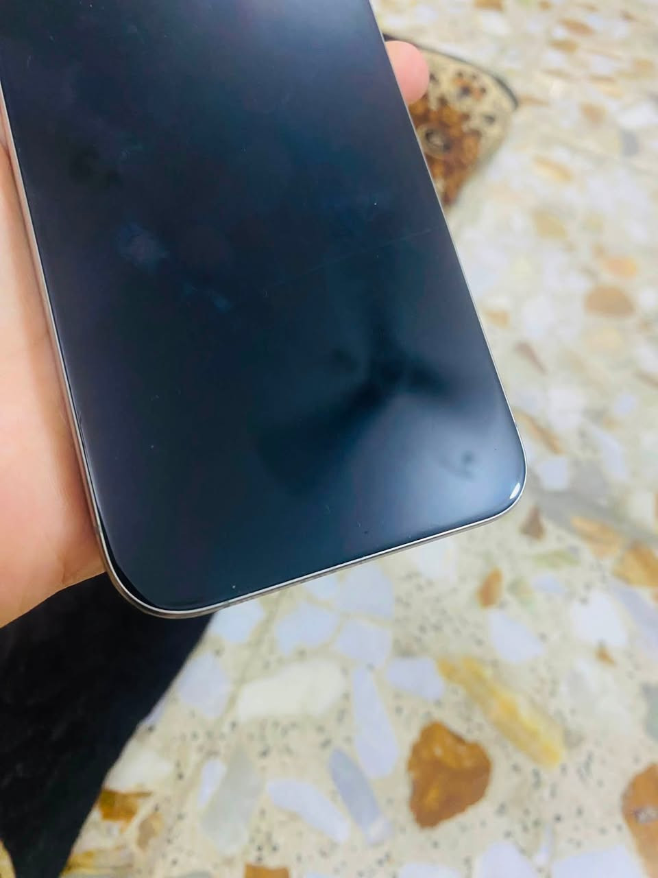 سلام عليكم
---
*للبيع iPhone 15 Pro Max 256GB 📱*

*المواصفات:*
- *الذاكرة*: 256GB
- *البطارية*: 86% الصحة
- *النسخة*: شرق أوسط AA/A
- *الحالة*: جهاز نضيف، ماستر، ما مفتوح ولا مبدل بيه شي
- *الملحقات*: كاملة بالكرتونة + شاحن

*هدية*: 3 كفرات

*ملاحظة مهمة*:
بيه فطر صغير جداً بالباغة الخارجية فقط. التاتش 100% شغال والصورة نقية ما بيها خطوط ولا نقاط.

*السعر*: 1,050,000 دينار قابل للتفاوض بالمعقول
*المكان*: كربلاء .طويريج لرجيبه
*للتواصل*: [***********

تعال افحص الجهاز وين ما تريد. البيع وجه لوجه وكاش فقط.
---
