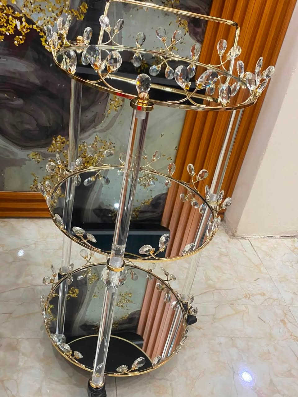 ✨ عربانة ضيافة فخمة للبيع ✨
• 3 طوابق واسعة

• مرايات سوداء أنيقة

• إطار ذهبي فاخر

• مزينة بقطع كريستال لامعة

• ستايل راقي يناسب الضيافة والديكور

• مزودة بعجلات لسهولة الحركة

• قوية وعملية وتضيف فخامة للمكان 🤍✨

💰 السعر: 125,000 دينار فقط 

للتواصل ***********
