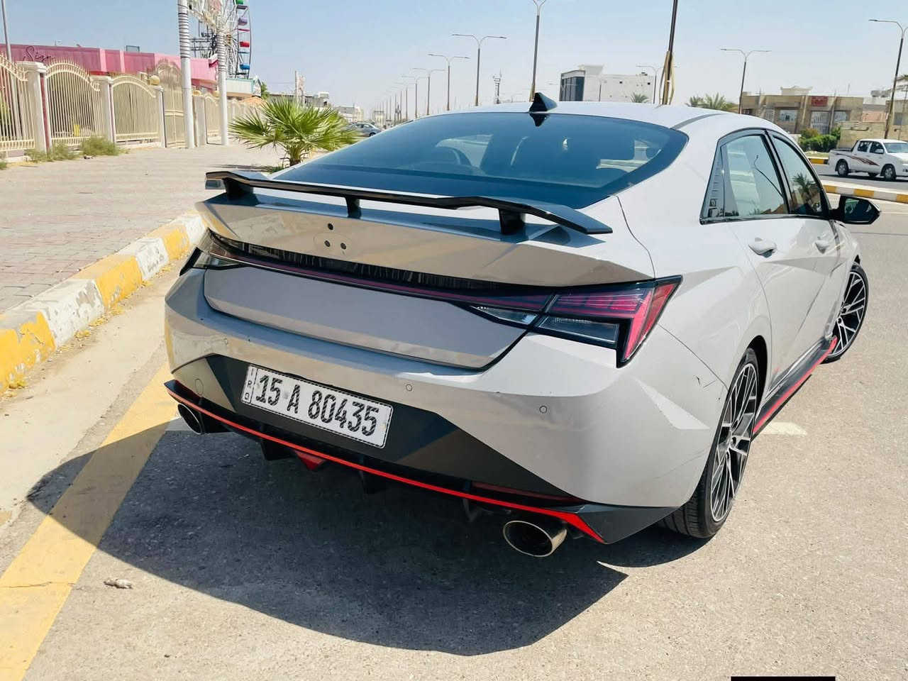 إلنترا N موديل 2022 (وارد أمريكي) لون اسمنتي حادثها بجم
تبديل بنيد +جاملغ امامي بارد راجع✓   

: السيارة بحالة جيده جدا ، كير ومحرك وتبريد وكهرائيات كلها بشرط الفحص.

 

 رقم أنبار معواقين✓

المواصفات 

سيارة رياضية فول أوبشن أعلى فئة، أداء وقوة وتصميم يخبل، 

المواصفات والأداء (المحرك والكركسون):

 المحرك: 2.0 توربو يولد 276 حصان (ومع زر الـ NGS ينطيك 286 حصان لعدة ثوانٍ للتجاوز والتسارع).

 الكير: أوتوماتيك دبل كلتش (DCT) 8 نمر مع بدلات شفتات خلف الاستيرن (Paddle Shifters).

 صوت الأكزوزت: صوان أصلية من الشركة مع صمام متغيّر (Variable Exhaust) ينطيك نغمة وصوت رياضي طربي أصل بدون أي تعديل.

 أنظمة القيادة: وضعيات متعددة (Eco, Normal, Sport, N Mode, Custom) تتحكم بحدّة الكير، الاستيرن، صوت الأكزوزت، وصلاوة التعليق (الشووزات).

الشكل الخارجي:

 البدن: كيت N الرياضي الكامل مع خطوط حمرة داير ما داير السيارة، وناشر خلفي (Diffuser).

 الجناح: جناح خلفي رياضي أصل باللون الأسود المطفأ.

 الإضاءة: فول LED أمامي وخلفي مع المسطرة المضيئة بالخلف.

الداخلية والراحة:

 الكشنات: كشنات رياضية حضن (Bucket Seats) جلد وشامواه (Alcantara) راقي مع شعار N يضوي بالكرسي.

 الاستيرن: استيرن D-Cut جلد رياضي مع أزرار التحكم بوضعيات الـ N ومثبت سرعة.

 الشاشات:

 شاشة عدادات ديجيتال كاملة 10.25 أنش بتصميم N المخصص.

 شاشة لمس مركزية 10.25 أنش تدعم Apple CarPlay و Android Auto.

 النظام الصوتي: سماعات Bose أصلية بنقاء صوت عالي جداً.

أنظمة الأمان والرادارات (وارد أمريكي):

 رادار أمامي للتحذير ومنع الاصطدام.

 نظام تحديد والحفاظ على المسار (Lane Keep Assist).

 نظام كشف النقاط الميتة بالمرايات.

 كاميرا خلفية مع حساسات.

سعرها 133$ ورقه وبيها مجال بسيط
***********
