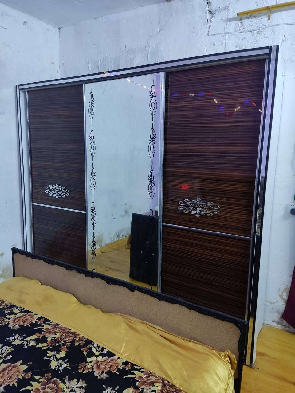 السلام عليكم غرفه للبيع نضيفه فقط بس السلايت الي بالنص فالت من مكانه لازم واحد يفتهم يكعده صحيح سعرها 225 وبيها مجال بسيط *********** متواجد نت او اتصال

