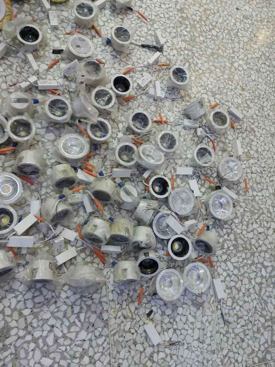 السلام عليكم ٥٠ كلوبات للبيع جديدات بعدهن بلجيس اصلي درجة أولى ضمان ١٠ سنوات من شركة العكام ٣ الوان جبتهن بيتي ما شديتهن لغيت الديكور رجاهن لماي يعرف سعرهن لا يكسر بيهن ضمانهن وياهن بغداد ***********
