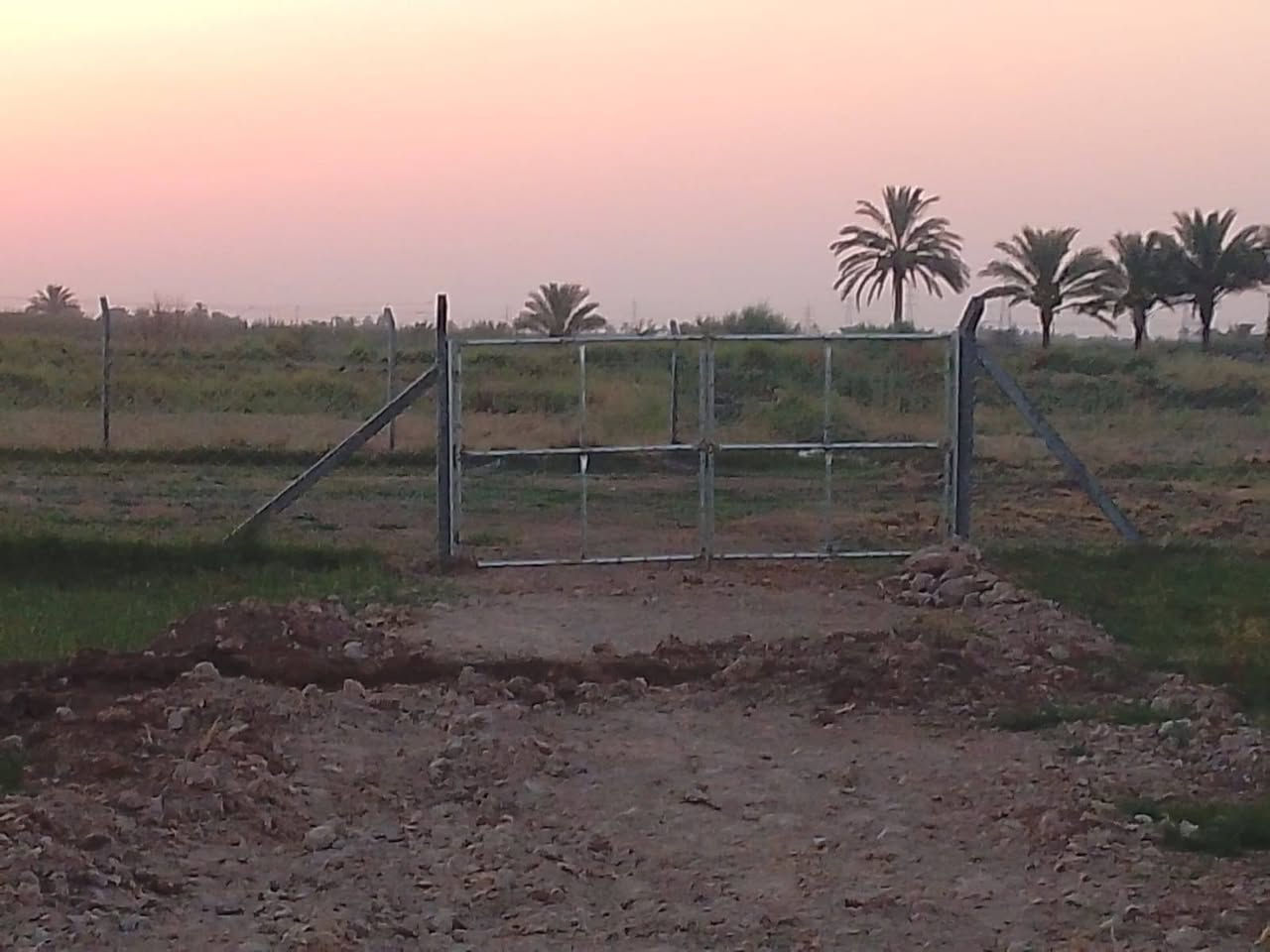 السلام عليكم
يوجد دونم زراعي سند طابو زراعي الطول 100 وعرض 25 مسيجه بي أر سي عليه طريق الى الباب تصلح للزراعه او مزرعه الموقع الرمادي زنكورة على طريق مزرعة احسان السعر 20 مليون وبي مجال  باقي التفاصيل اتصل هـ ***********
