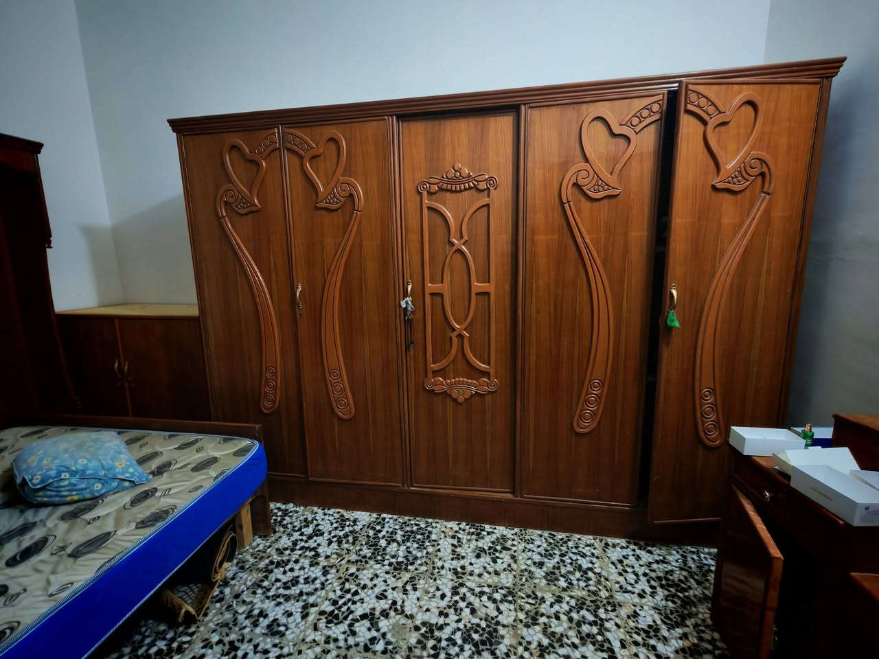 غرفه خشاب لل بيع سعر 900 الف لل تواصل ***********
