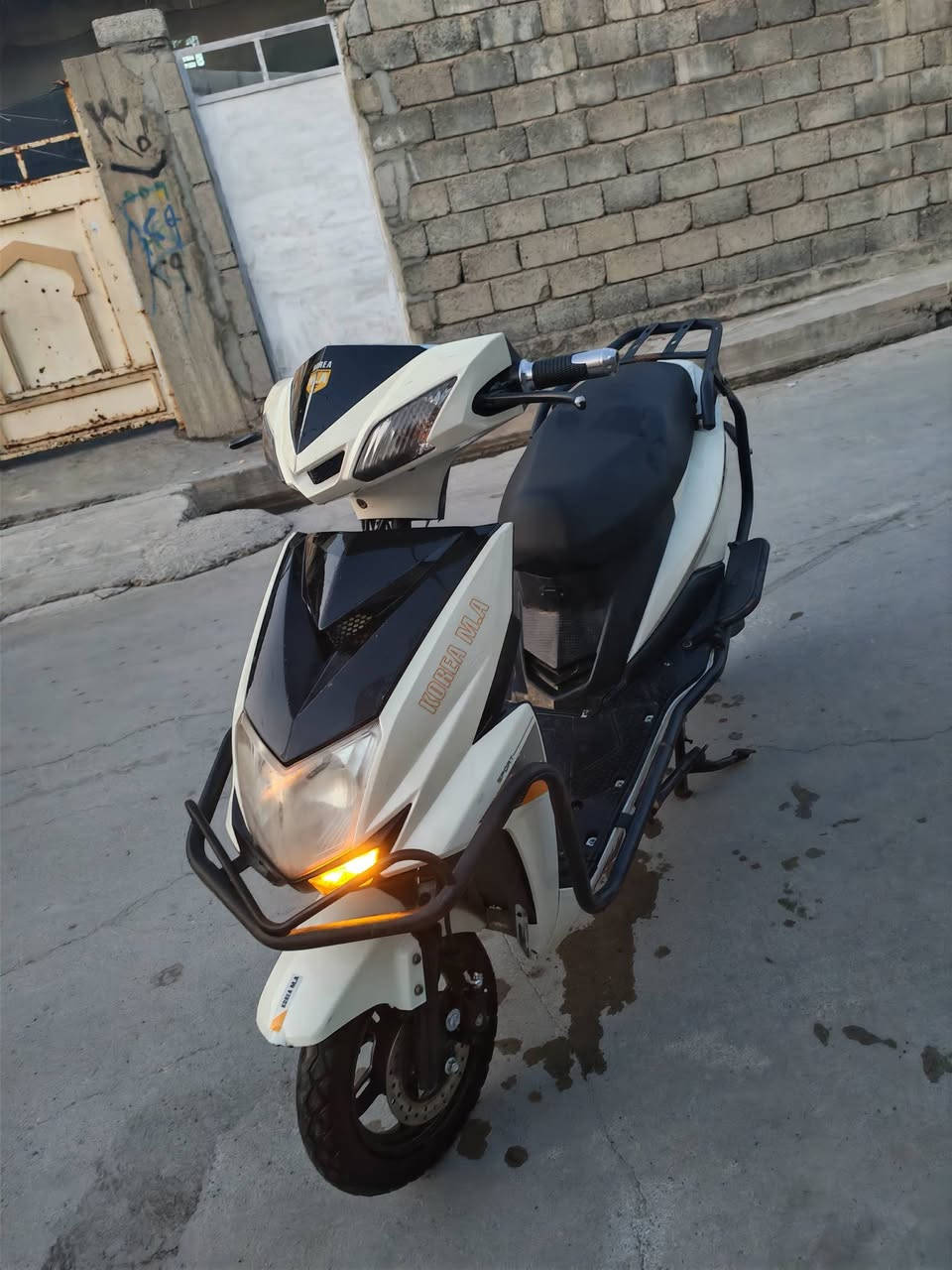 السلام عليكم سكنس للبيع ماطور نظيف قدام العين ست بطاريات شرط على الفحص ويرمنيه كلها شغاله لايت زينون ابيض ثلاث نمر يمين يسار بق شغال السعر 350 وبي مجال بسيط للطيبين مكاني موصل الايسر حي القاهره بالسيدين مال نهضه الرقم ***********
