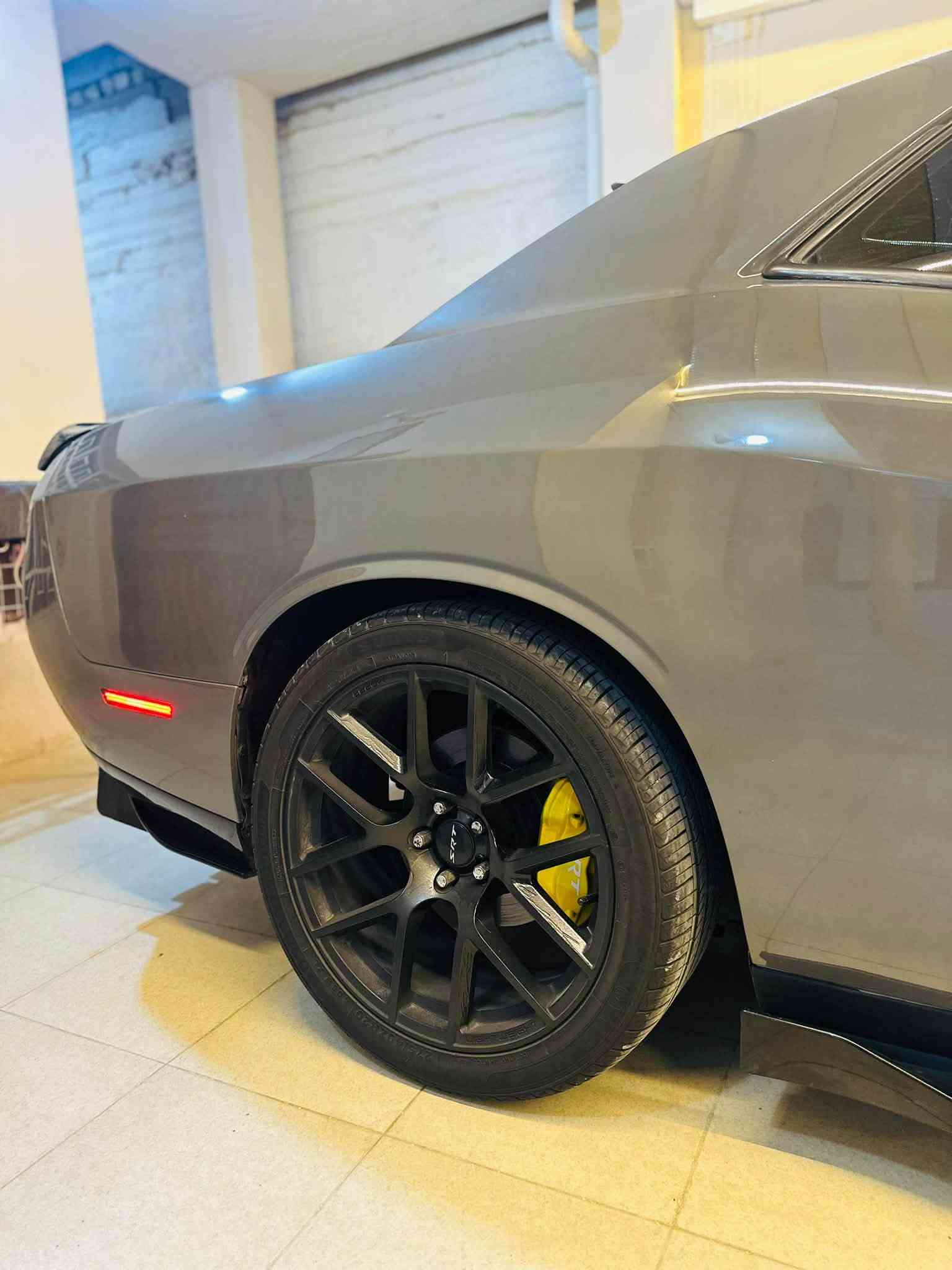 DODGE  CHALLENGER
-------------------------------------
#السعر : 127$ وبيه مجال بسيط 
‏
#رقم الهاتف : *********** 

#رقم السيارة : بغداد 

#مكان السيارة : واسط/العزيزية 
-------------------------------------
للبيع فقط بدون مراوس 
جالنجر موديل 2017 لون اسمنتي ماشية 88 الف وارد امريكي حادث سيارة جاملغ وبنيد ايرباك راجع سستم بلادي 

مواصفات بصمة دخول ذكي تشغيل عن بعد 

فتحة شاشة جبيرة تبريد قطعتين شفتات ستيرن 

محرك 6 سلندر 3600 تبريد شغال صدر امامي خلفي جديد 

رقم بغداد مشروع وطني هزة جديدة سنوية 2028 

 تحول مباشر سيارة نصبتهة كلش حلوة ومصروف عليهة 

ويل حجم 20 SRT تو سايز وتخم تاير جديد غرفتهة كلش نضيفة
