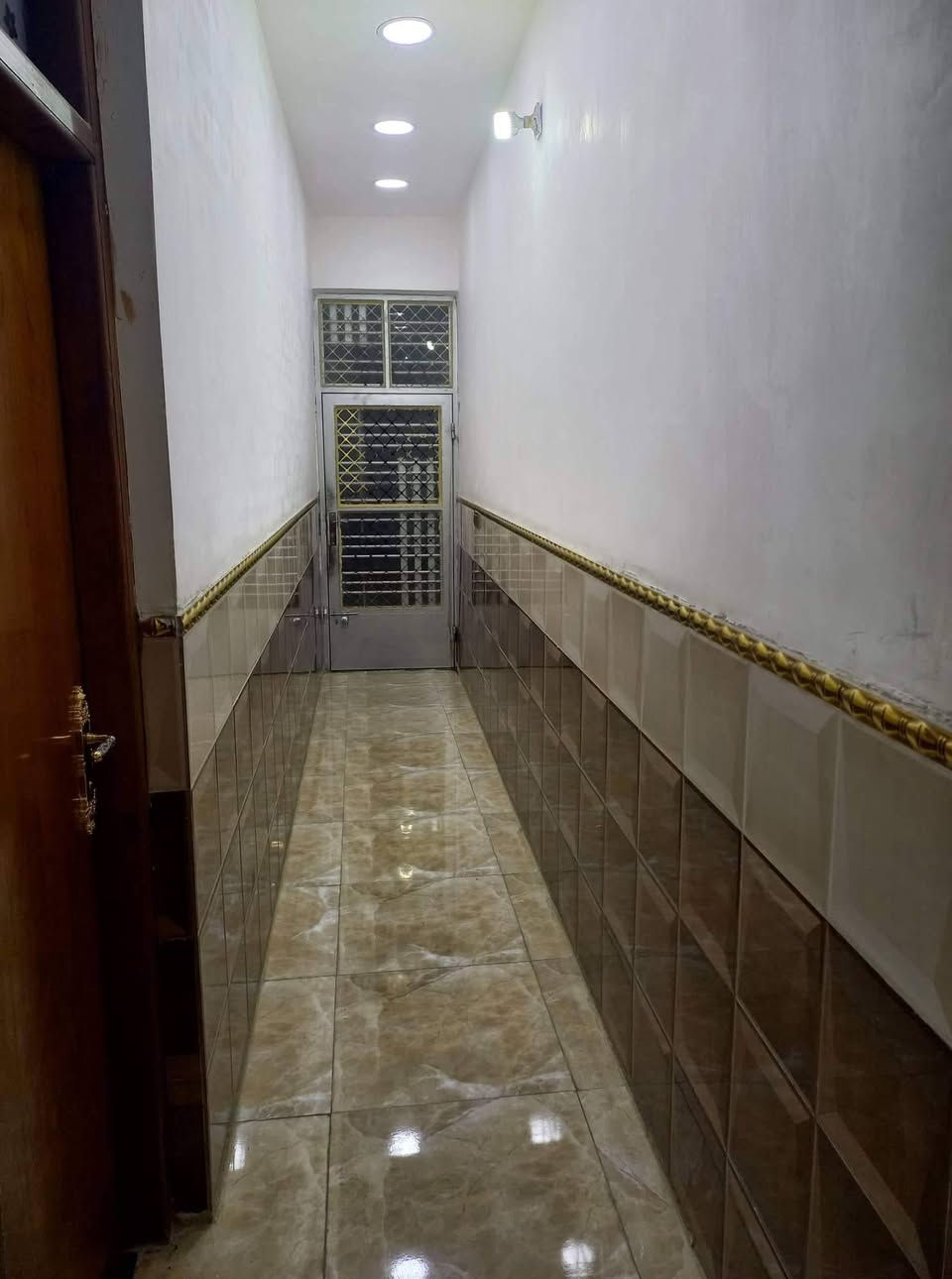 بيت زراعي ٢٥مساحه ١٢١متر الواجهه خمسة ونص والنزال ٢٢متر يتكون من كراج سياره ومدخلين استقبال ومطبخ وهول وغرفة نوم كبيرة والطابق الثاني ٣غرف نوم وحولي وحمام ماكامل وبالكون وفوك بيتونه وسطحين العنوان الدوره مجاور كلية الهادي الزراعي الصناعه خدمات مي كهرباء مجاري عدا التبليط عن قريب ان شاء الله السعر مناسب ١٣٥مليون بي مجال ***********
