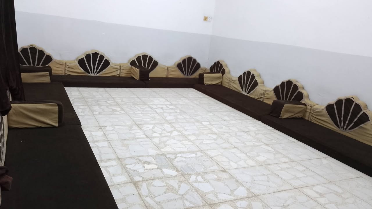 سلام عليكم جلسة عربيه نضيفه 7  دواشك و14 تجوه و5 مخدات مكاني نجف *********** واتساب
