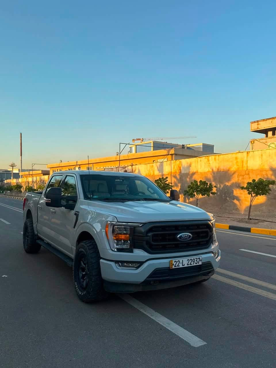 السلام عليكم 
فورد F-150 2023 للبيع 
اللون سموك المميز السياره فئة الـ 75 عام مواصفاتها معروفه فول عدى البنوراما محرك 5.0 كير طرح 10 نمر باب طويل بدي قصير ارغب شي بيها السياره من امريكا ماشيه 24 الف وهسه ماشيه 33 الف كلش قليل ماشيه بالعراق وكلش جديده السياره نضيفه ومعتني بيها لا شخوط لا رصعات 
حادث السياره بابتين فقط صبغ الباقي كفاله لا شواصي لا لغود كير محرك كفاله السياره مبرمجة يم كراج 4Brother طلال سيفتي واداء عليها تايرات ووياله اصليات بـ 15 ورقه السياره بدون نقص  رايدها بـ 290 ورقه وبيها مجال للطيبين
***********
