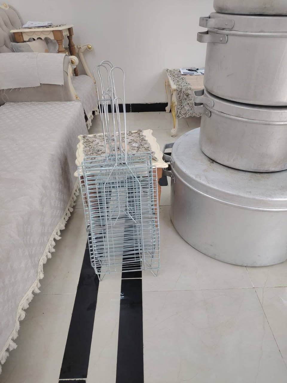 غراض لبيع مستعمل جديد كوزنات عدد 5 +مغسل عدد 2 +شويات سمج عدد 4 شيش كباب + تكه  عده مال ليلون + تنور خبز تفصال اصلي اصلي كلمن وسعره مكان كوت خاجيه شارع ٤٠ رقم هاتف فقط ***********
