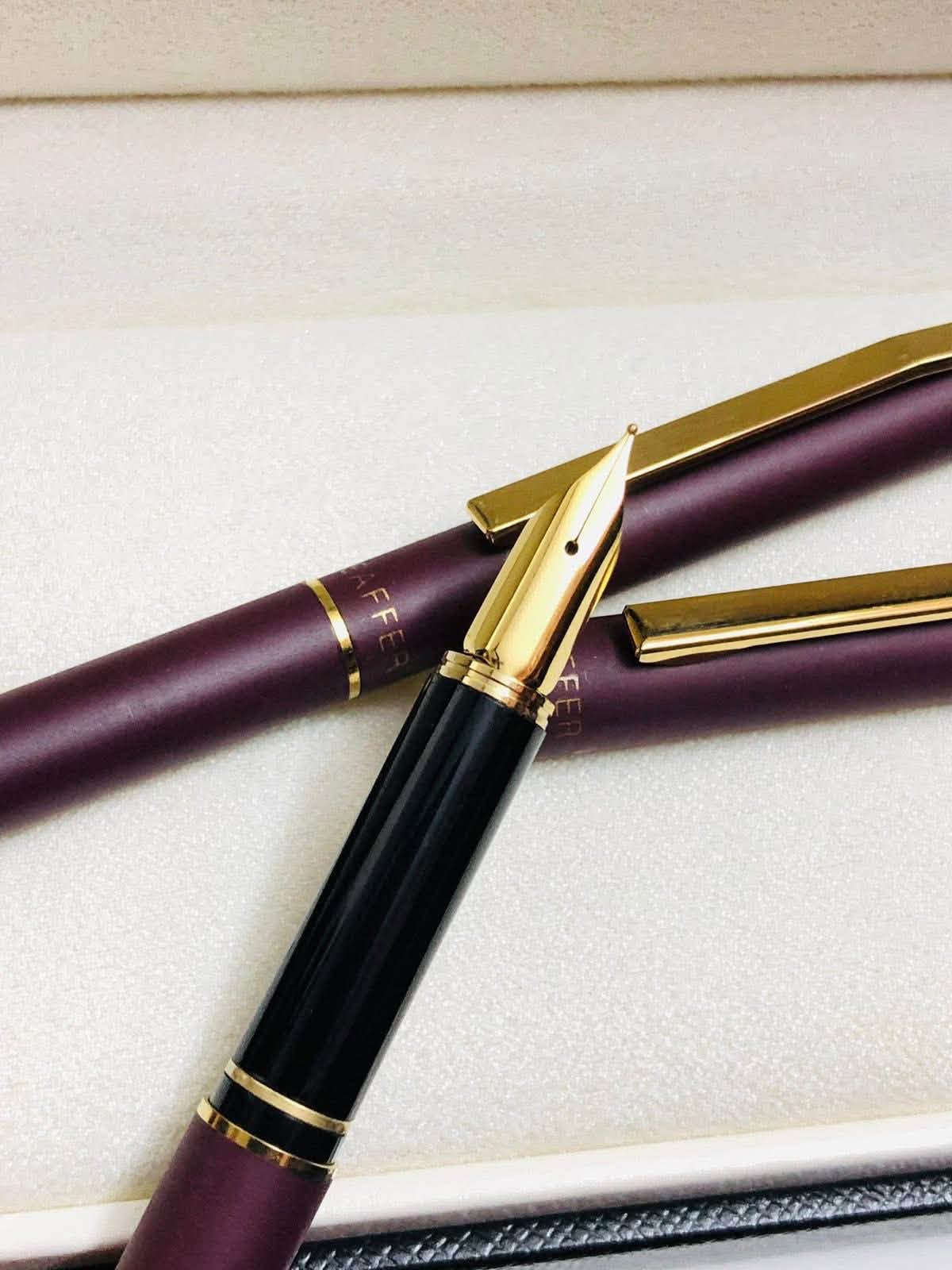 سيت أقلام شيفر ( Sheaffer) 
أمريكي اصلي انتاج الثمانينات 
حجري مع طلاء الذهب 
ريشه طلاء ذهب 
حبر - جاف - الحجم F  
السعر ٨٠  الف 
للاتصال ***********
