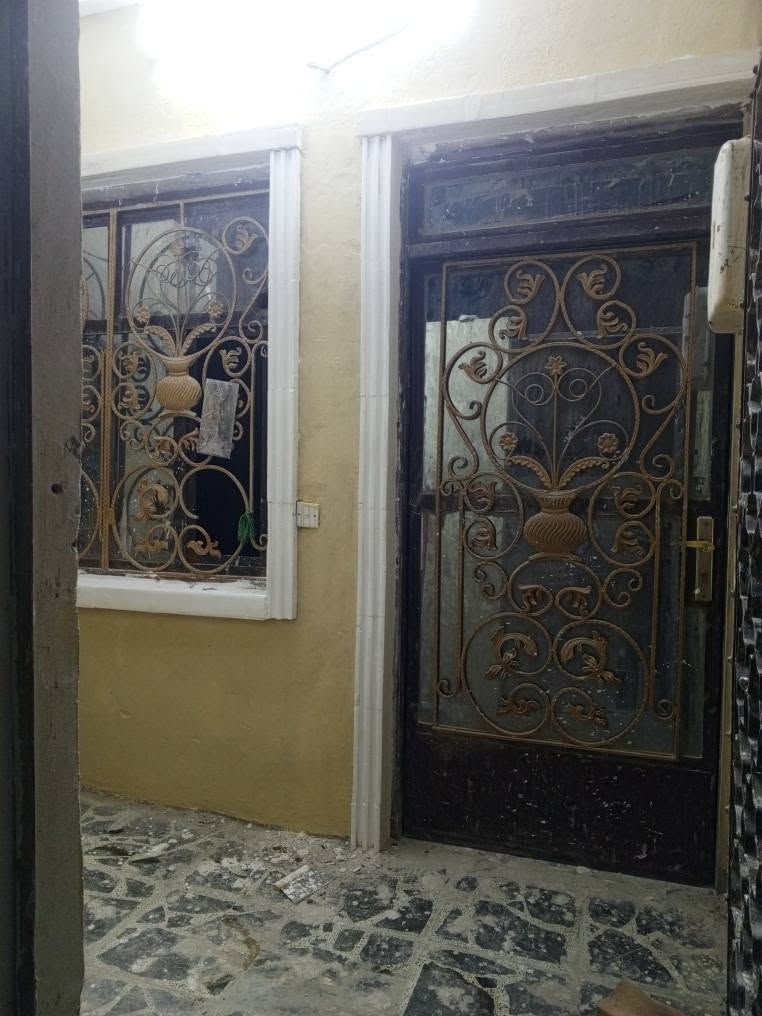 سلام عليكم بيت للبيع سبع قصور شارع ابو احمد  جاي من اسواق نصير المساحه تقريبا 75متر بناء جديد محد ساكن بيه هسه مكمله 
بيت جاهز من كلشي. واجهيه ازاره سيراميك 
صحيات كهربائيات واجهه فوم صفاحه ملبوخه 
ماكو جوارين كدامك ضهر بيوت 
الفرع هدوء خدمات هل سبوعين يعني ابيعلك خدمات كامله  
سقفه سندويش فرعه خمسه الا ربع 
السعر 21 بيه مجال دا بصيط
*********** بغداد, العراق
