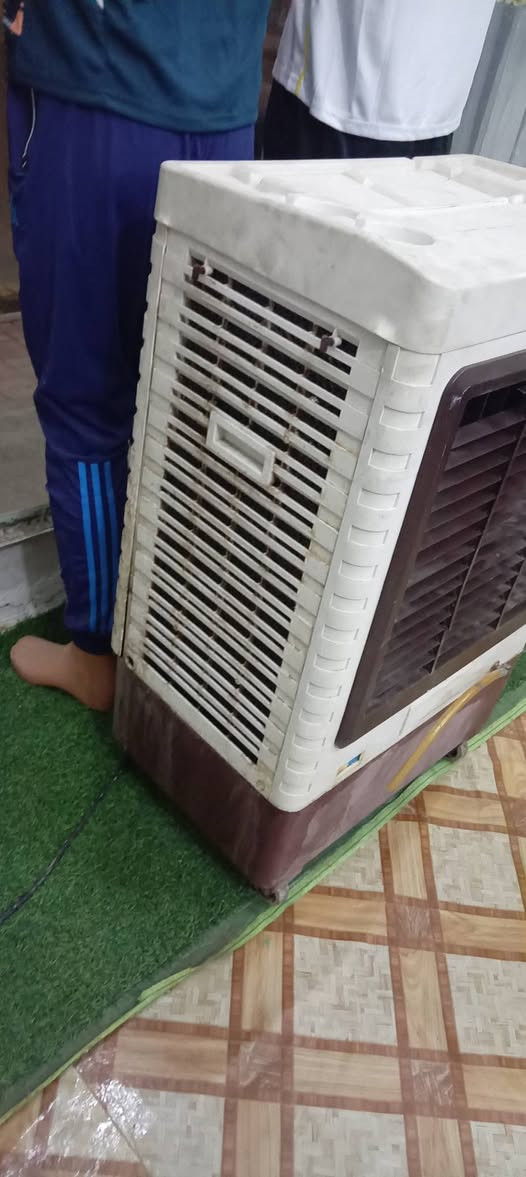 ميز مكتبي • مبردة كونفيره • كرسين
