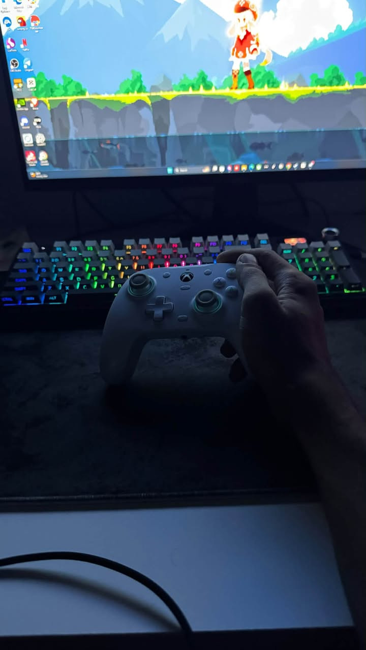 السلام عليكم pc gaming للبيع مستعجل
المواصفات 

‏Palit 5070 12gb oc white 
‏Amd 9600x box 
‏ Msi b840-p wifi
‏Ssd 1TB lexar 6500 gen4
‏Ram t-force ddr5 16*2 6000 white
‏Thermalright 750w gold pcie 5 full moduler white
‏Cooler thermalright frozen warframe 360mm (lcd) 
                Case xigmatek AQUA V AIR ARCTIC 7fan 
                               Snowman ARGB 
Extension Cable 
مع شاشة msi mag 275QF
يوبي اس فاربر 1kv 
سماعات hyper x cluod II
ماوس logitech g102 gaming
ماوس ثاني لاسلكي /سلكي لون ابيض AJAZZ AJ179 pro
جويستك اكس بوكس اصليه
كيبور attack shark x98pro ميكانيكي
جميع القطع متوفره الكراتين مالتها 

ملاحظه البيسي باللون الابيض يعني كل قطعها لون ابيض مميز 
السعر المطلوب للكيس فقط مليونين و550 وبيها مجال بسيط
واذا ويه الشاشه وباقي الملحقات يختلف السعر 
للتواصل *********** متواجد واتس اب او اتصال او مراسله
العنوان الرمادي

نص مكتوب في الصور:
- DirectX Diagnostic Tool
- System Display Sound 1 Sound 2 Input
- Device
- Drivers
- Name: NVIDIA GeForce RTX 5070
- Manufacturer: NVIDIA
- Chip Type: NVIDIA GeForce RTX 5070
- DAC Type: Integrated RAMDAC
- Device Type: Full Display Device
- Approx. Total Memory: 27843 MB
- Display Memory (VRAM): 11943 MB
- Shared Memory: 15900 MB
- DirectX Features
- DirectDraw Acceleration: Enabled
- Direct3D Acceleration: Enabled
- AGP Texture Acceleration: Enabled
- DirectX 12 Ultimate: Enabled
- Notes
- No problems found.
- Main Driver: nvldumdx.dll,nvldumdx.dll,nvldumdx.d
- Version: 32.0.16.1074
- Date: 7/2/2026 03:00:00
- WHQL Logo'd: Yes
- Direct3D DDI: 12
- Feature Levels: 12_2,12_1,12_0,11_1,11_0,10_1,10
- Driver Model: WDDM 3.2
- Help
- Next Page
- Save All Information...
- Exit
- DirectX Diagnostic Tool System Display Sound 1 Sound 2 Input This tool reports detailed information about the DirectX components and drivers installed on your system. If you know what area is causing the problem, click the appropriate tab above. Otherwise, you can use the "Next Page" button below to visit each page in sequence. System Information Current Date/Time: Monday, September 21, 2026, 11:02:30 م Computer Name: MOHAMMED Operating System: Windows 11 Pro 64-bit (10.0, Build 26200) Language: العربية (Regional Setting: العربية) System Manufacturer: Micro-Star International Co., Ltd. System Model: MS-7E57 BIOS: 1.A50 Processor: AMD Ryzen 5 9600X 6-Core Processor (12 CPUs), ~3.9GHz Memory: 32768MB RAM Page file: 18132MB used, 16996MB available DirectX Version: DirectX 12 Check for WHQL digital signatures DxDiag 10.00.26100.9278 64-bit Unicode Copyright © Microsoft. All rights reserved. Help Next Page Save All Information... Exit Search