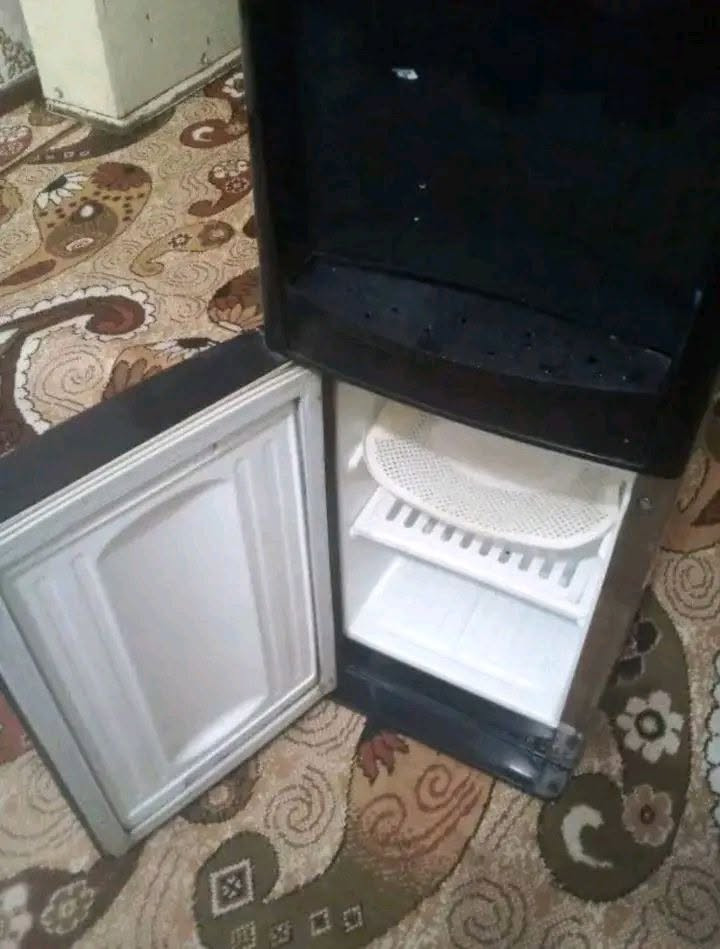 براد ماء • عاطل • حي اور