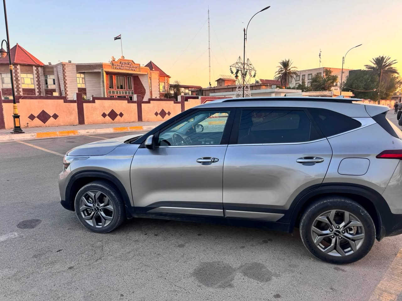 للبيع: كيا سلتوز (Kia Seltos) موديل 2024 - وارد كندي (فول مواصفات) 🚗🇨🇦
 الموديل: 2024
 العداد (المسافة المقطوعة): 1,389 كم فقط (شبه جديدة)
 المواصفات: وارد كندي - فول مواصفات

 حالة الضرر: بنيد مبدل + جاملغ مبدل فقط بدون دواخل السيارة. (باقي السيارة كفالة)
أبرز المواصفات والأوبشنات:
 فتحة سقف.
 تشغيل عن بعد (Remote Start).

 شاشة لمس بانورامية حديثة تدعم Apple CarPlay و Android Auto.
 شاشة عدادات رقمية (Digital Cluster).

 تدفئة مقاعد (كوشن) + تدفئة مقود (ستيرن).

 أنظمة أمان ورادار متطورة (نظام الحفاظ على المسار Lane Keep 
Assist، رادار تنبيه).
 وضعيات قيادة متعددة (Drive Modes).

 تكييف رقمي لمس (Auto Climate Control).

مقاعد جلد متعدد الوظائف مع مثبت سرعة (Cruise Control).
💰 السعر المطلوب: 135 ورقة (13,500$)
📍 المكان: ديالى / بعقوبة
📞 للتواصل والاستفسار: ***********
