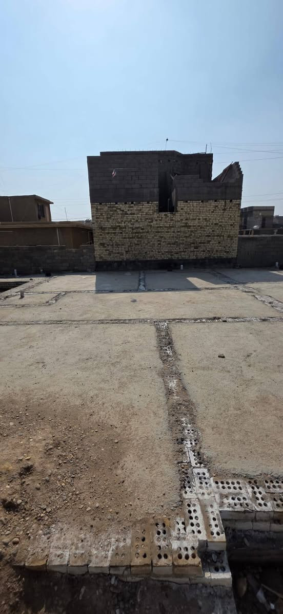قطعت ارض البيع 180 متر بناه 120 والباقي حديقه رفت مجاري كامله وره المعارص تبعد عن الشارع 300 متر السعر 20 وبيه مجال انشالله 👋🌹*********** الاتصال

