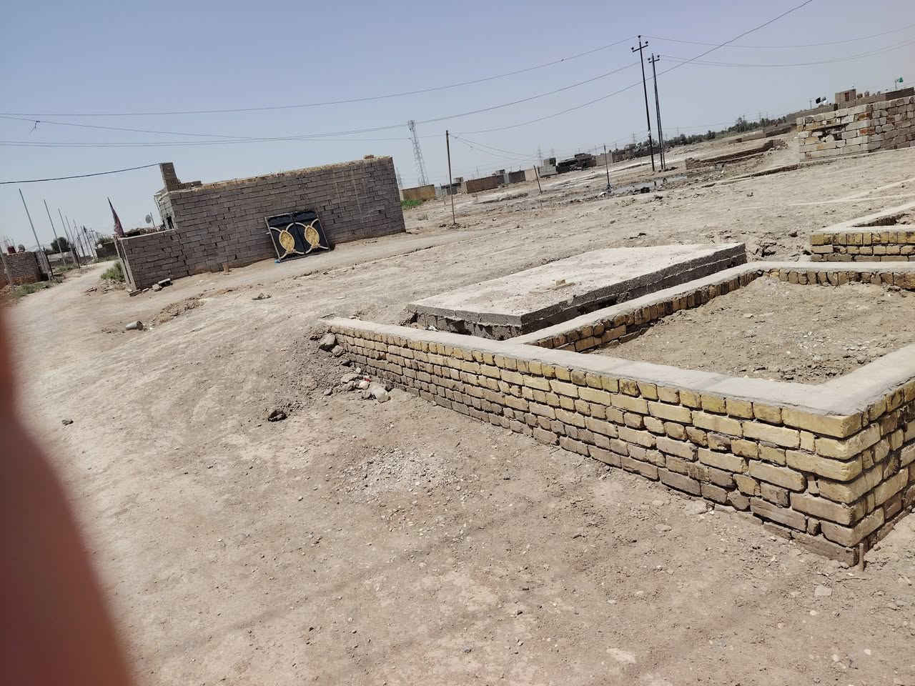 بتلو زراعي للبيع 200م قرب مرقد سيد خضير علا شارع ترابي ماء كهرباء عبر الشارع 6م الشراي يتصل عل الرقم 
*********** السعر 10 وبي مجال@@@
غرفتين وصاله وستقبال  وكراج سياره

