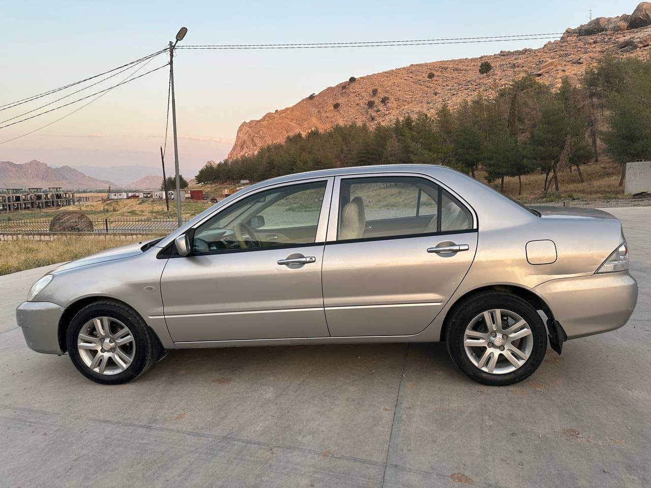 لانسەر  ٢٠١١ بێ بۆیاغ بێ كاڵبونەوە
سەنەوی نوێ  
هەزەی نوێ 
رەقەم سلێمانی
 بەناو كردن و وەكالە غرامە بەشەرت
  ٤ ویل كەپ 
مەكینە گەورەی دەبڵ گێر 
تەبرید سارد و. گەرم بەشەرت
 سەیارەكی توند تۆڵ 
گێر بەشەرت  
مەكینەی تۆزیك سەرفی هەیە 
شوێن ڕانیە   *********** أربيل, العراق
