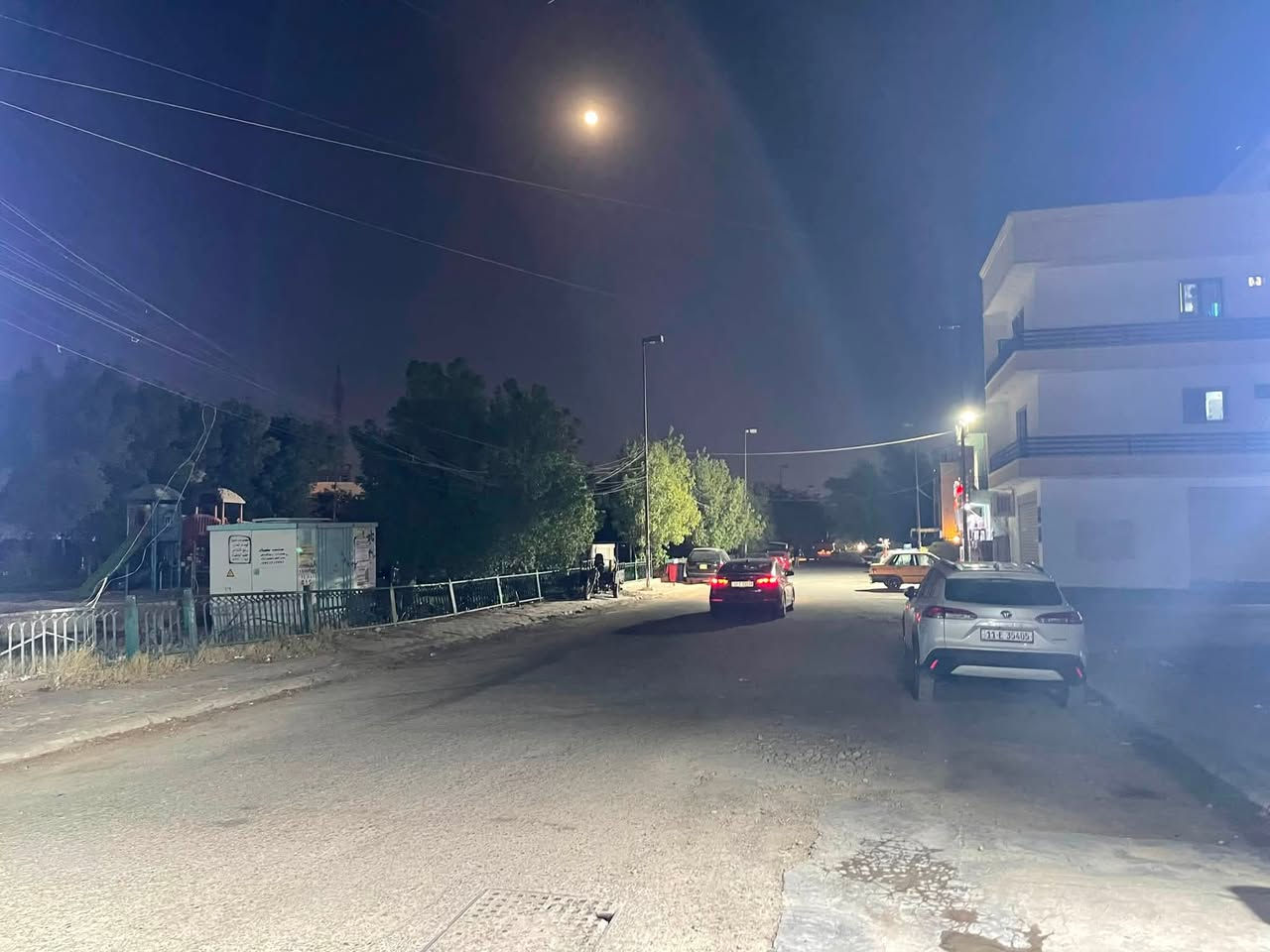 مشتمل ارضي للإيجار طابق ونص المساحه 200 متر يحتوي على استقبال ومطبخ حار وبارد بالوجهه وهول وغرفة نوم وخدمات ومنور وغرفة نوم بالطابق الثاني الموقع شارع فلسطين المستنصريه محله 504 مقابل الحديقه قرب مستشفى العالمي يؤجر عائله او مخزن او شركة او مذخر للاتصال *********** او *********** شركة الخيمه للعقار
