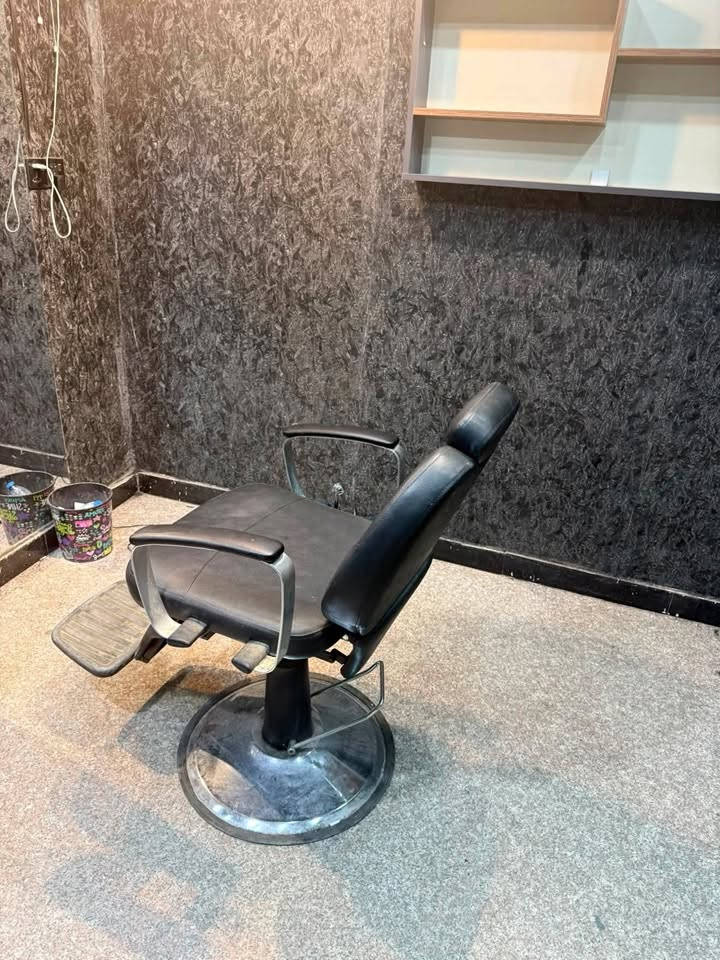 محل حلاقة كامل لبيع غراض نظيفات كلش مثل لي بل صوره 2 ميوزه بيهن ٣ فاتيات جام خانة كرسي ملكي شنو تريدة بل منشور ابيعة ***********
