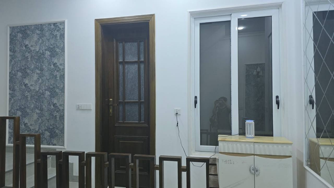 السلام عليكم من رخصت أخوية الأدمن عندي بيت للبيع للبيع للبيع للبيع مساحة ٩٠م واجة ٦م نزال ١٥م ألبيت جديد بناء ٢٠٢٥ طرمة صالة مطبخ خدمات غرفة نوم منور طابق الثاني ٢نوم خدمات طابق الثالث غرفة جبيرة بيتونة وسطح مع ألبيت كوانترات تفصال إيطالي مع ٤سبالت مع ميز تلفزيون مع ثريات ألبيت بيهن ضمان ٣سنوات تصميم إيطالي كلة درجة أولى الموقع الاعظمية قرب قصر بلاسم او قريب ساحة ناظم طبقجلي قرب قصر علي كيلاني عرض الشارع ١٠م ألبيت قريب على مدرسة كلية بغداد ألبيت كلة مرمر بناء درجة أولى استفسار على رقم ***********
