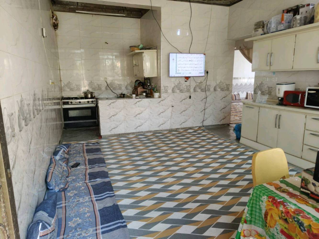 🏡 بيت للبيع في كربلاء – طريق بغداد

💰 السعر: 190 مليون قابل للتفاوض
🔄 يرهم مراوس مع فرق

📍 الموقع: كربلاء – طريق بغداد، عامود 60، خلف كلية الصيدلة، مقابل جامعة الزهراء (ع) ومعهد التوحد، سايد المشاية والزوار.
📌 يبعد عن الإمام الحسين (ع) حوالي 5 كم، وقرابة 10 دقائق بالسيارة.
📌 البيت داخل فرع، نزال حوالي 900 متر عن شارع بغداد الرئيسي السريع.

📐 المساحة: 500 م²
📜 نوع السند: طابو زراعي سند 25، مع إقرار محكمة من صاحب الأرض.

🏠 تفاصيل المنزل:
• مساحة البناء 200 م²
• الطابق الأول: غرفتا نوم، استقبال، صالة كبيرة، مطبخ كبير، صحيات وممرات حول البيت
• الطابق الثاني: غرفة نوم مع صحيات
• ماء وكهرباء وخدمات كاملة
• منطقة هادئة جداً
• كراج واسع
• حدائق أمامية وخلفية مزروعة بأشجار الحمضيات ومختلف أنواع الفواكه والخضروات
• 4 نخلات كبيرة
• 6 فسائل نخيل من أنواع نادرة جداً
• 9 عروش عنب من أنواع نادرة

📞 للتواصل: خاص أو واتساب
***********