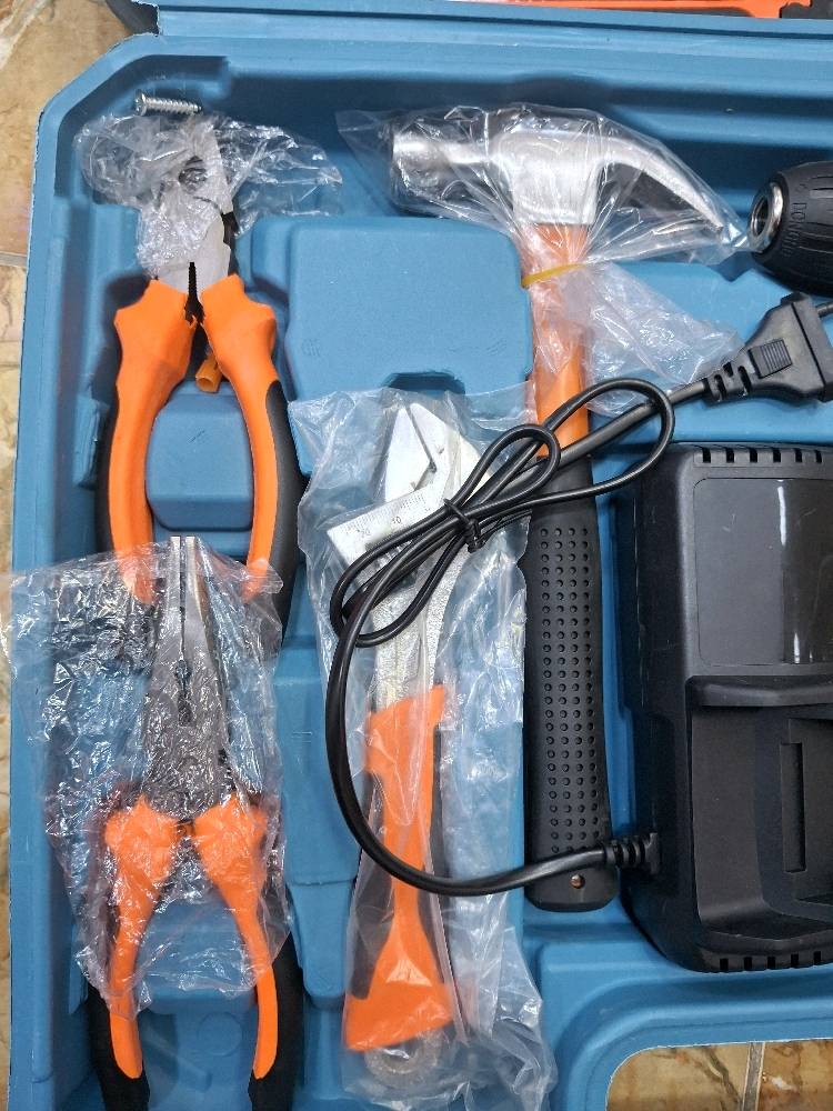 حقيبة عدد يدوية متكاملة (طقم 25 قطعة)
​🔧 الوصف:
طقم أدوات متكامل وعالي الجودة، مصمم خصيصاً لتلبية جميع احتياجات الصيانة والتركيب في المنزل والورشة، منظم بالكامل داخل حقيبة صلبة وسهلة الحمل.
​محتويات الطقم:
​دريل لاسلكي متعدد الاستخدامات (سرعات متعددة + تحكم بالعزم).
​بطارية قابلة للشحن للدريل.
​شاحن بطارية.
​طقم ريش حفر متعددة المقاسات.
​طقم رؤوس مفكات (Bit Set).
​مفكات يدوية متعددة.
​مفك فاحص كهرباء.
​طقم مفاتيح بوكس مع المقبض.
​مفتاح ألن قابل للتعديل.
​شريط قياس (متر).
​شريط عازل (تيب).
​قطّاعة يدوية (مشرط).
​كماشة قص أسلاك.
​كماشة متعددة الاستخدام.
​مطرقة.
​مفك / حامل رؤوس للمناطق الضيقة.
​مجموعة براغي.
​مجموعة رول بلاك (فيشر) للتثبيت.
​ريش ومحلقات إضافية للدريل.
​شفرات احتياطية للقطّاعة.
​مفكات دقيقة للأعمال الصغيرة والأنشطة الدقيقة.
​رؤوس براغي متعددة المقاسات.
​ملحقات تثبيت وتركيب متنوعة.
​علبة تنظيم وحفظ الملحقات الصغيرة.
​حقيبة / صندوق حفظ قوي ومرتب لجميع الأدوات.
​✨ المميزات:
​شامل ومتكامل: يغطي مختلف أعمال الصيانة والتركيبات المنزلية والورشية.
​دريل لاسلكي عملي: أداء عالي وسهل الاستخدام للثقب والربط بحرية دون أسلاك.
​تنوع كبير: يحتوي على تشكيلة واسعة من الريش والرؤوس والمفاتيح لجميع المقاسات.
​تنظيم وسهولة حمل: جميع الأدوات مرتبة في مكانها داخل حقيبة متينة تمنع ضياع القطع.