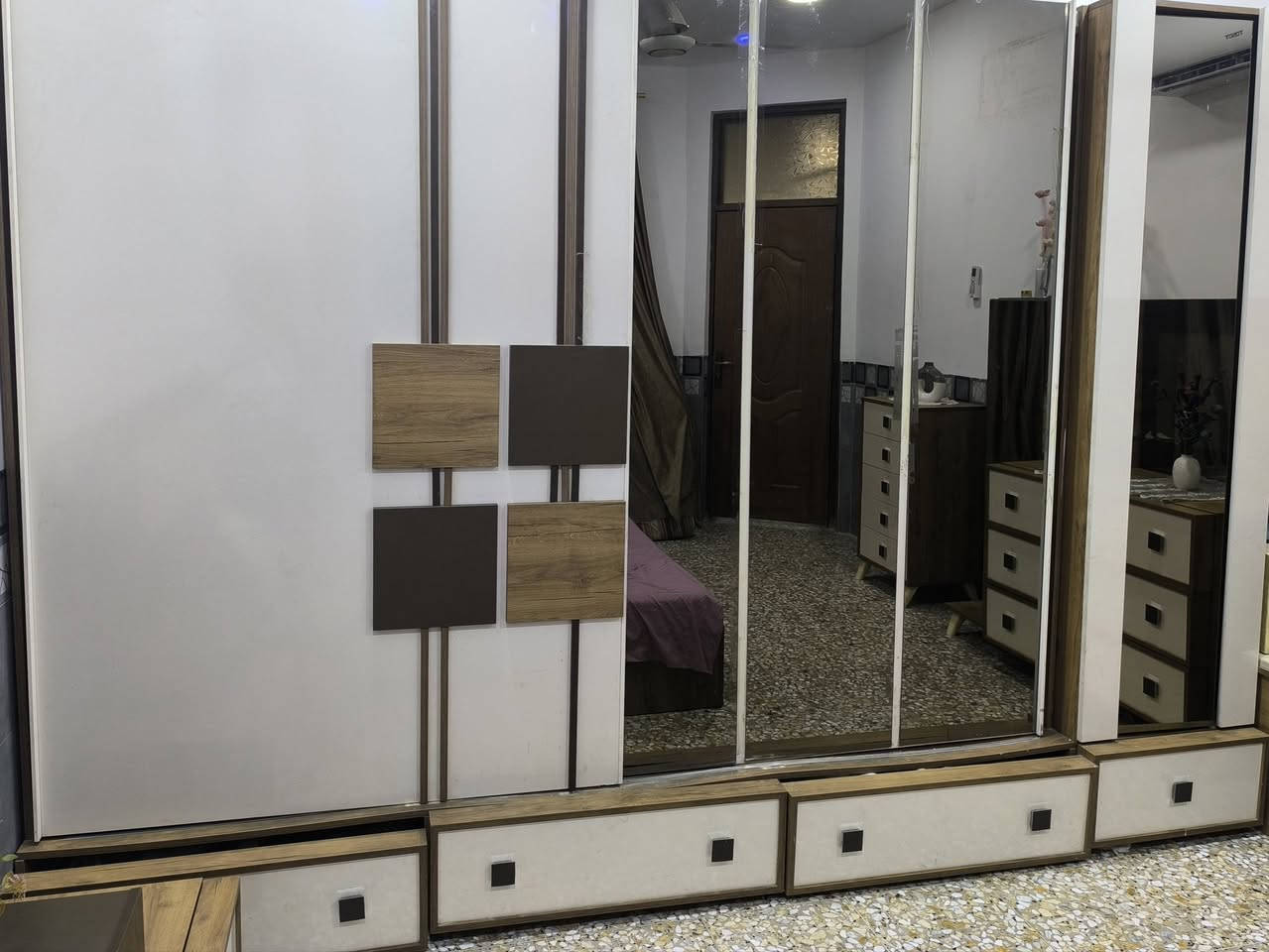 السلام عليكم
غرفه تركي ثقيل جداً للبيع بيها ملاحظات بسيطة 
موضحه بالصوره السجه مال كنتور يراد تتعدل شويه 
السعر 600 الف 
موبايل واتساب ***********
المكان الزعفرانية
