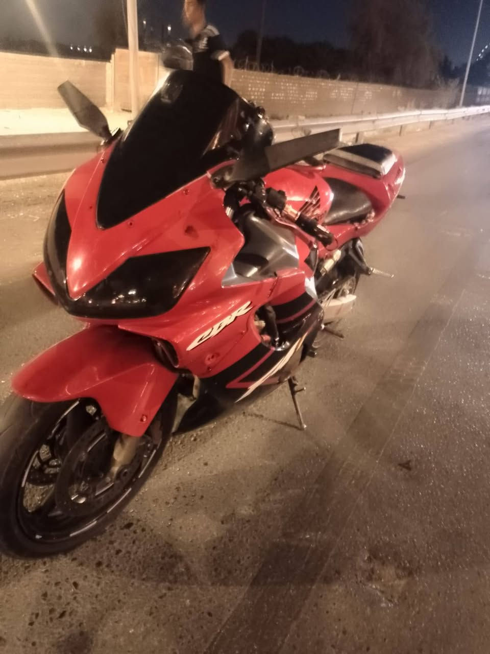 سلام عليكم 
F4i600cc افوراي
دراجه كير ومكينه مكفولات كفاله عامه 
مكينه سبانه ما ممدود عليه بس مبدل كلج هوندا اصلي 
دهن وفلتر وماي راديتر مبدل جديد 
عدسات مازده رهيبه وسكن ازرك جماليه مري نينجا يدات رياضيه وقبضه تانكي كفراته شوي يرادله ترتيب نطيك تراي للبصره منفيس الدراجه موجود
مكاني بغداد الحسينيه الراشديه
***********
سعر 24وبيها مجال شي بسيط
