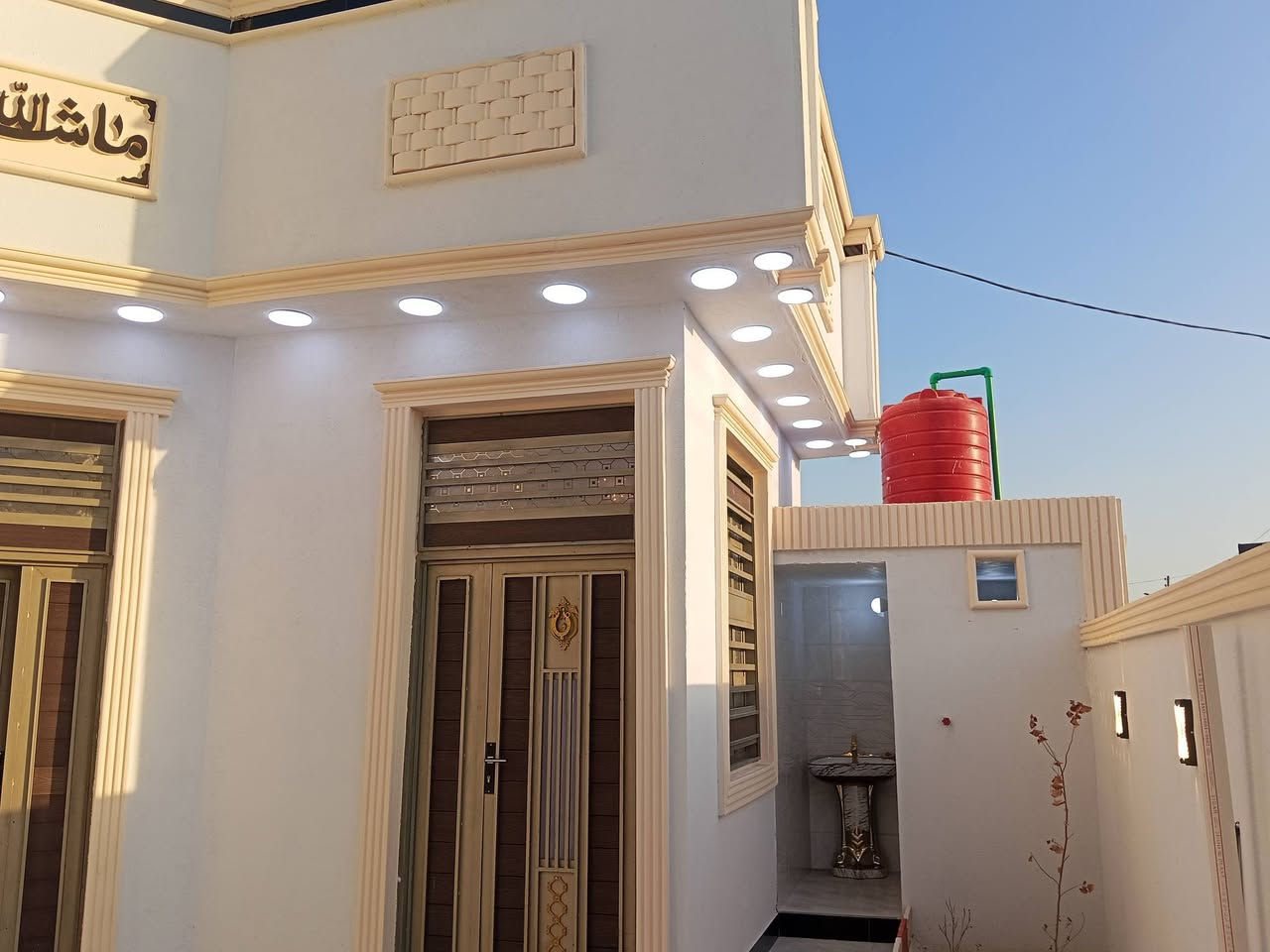 بيت طابو زراعي للبيع 

في ابو خصيب طريق الصحراء منطقة السبيليات 

مساحة البيت 200 متر 

يحتوي البيت على غرفتين ودوانية وصاله ومطبخ وحمام+ كراج 

السعر 125 مليون وبي مجال شي بسيط

لاستفسار تواصل على رقم 
***********

