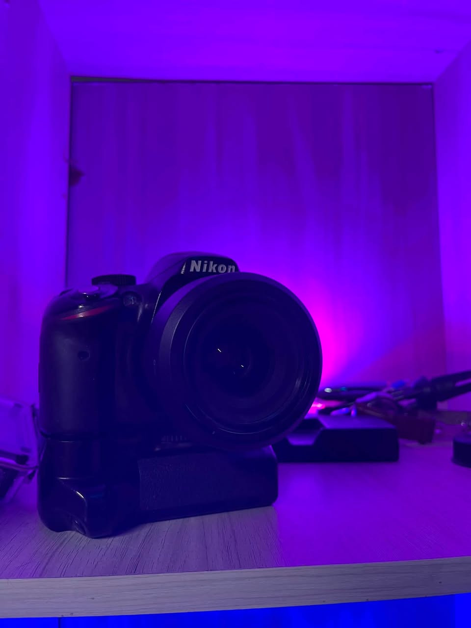 كامرا نيكون nikon D3200
‏عدسة 35 1.8 ثابتة
عدسة 18-55 
كراب دبل بطارية 
بطاريتين حالتهن متوسطة 
شاحنتين 
-جهاز نقل لا سلكي 

الغراض كلهن شغالات بدون عيب 
فقط كفر الشاشة صار بيه تراب بالداخل و فتحته

300 الف فقط  بيع مستعجل

*********** واتساب فقط
