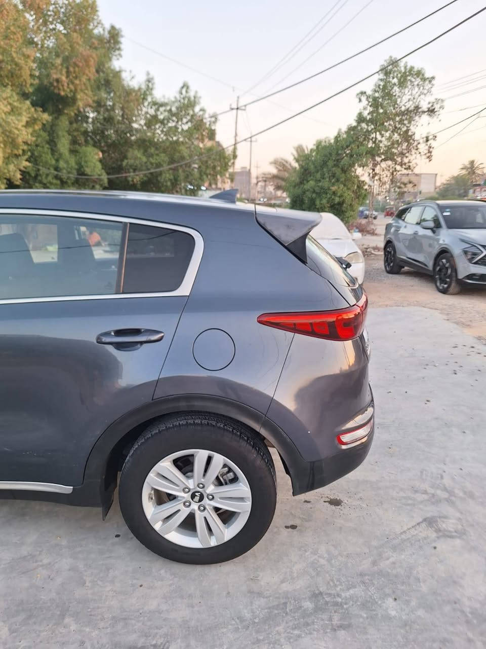 السلام عليكم 
سبورتج أمريكي ٢٠١٩ 
محرك ٢٤٠٠ GDI
رقم بغداد انكليزي بأسمي 
كاميرا خلفية 
شاشة 
تبريد قطعتي
فور ويل درايف
فول تحكم استيرن 
شاشة اعطال 
مثبت سرعة 
حساس اطارات 
ويل كب ١٧
حادث أمريكا جاملغ أيسر أمامي وبنيد نفسهم راجعين ومصبوغين 
وبالعراق تبديل باب السائق نفس اللون وبارد شبر بالباب الخلفي 
رصعة بالجنطة معدلة بارد
رصعات بالجاملغ الأيمن صغار 

*********** رقم صاحب السياره
مكلف بل نشر
