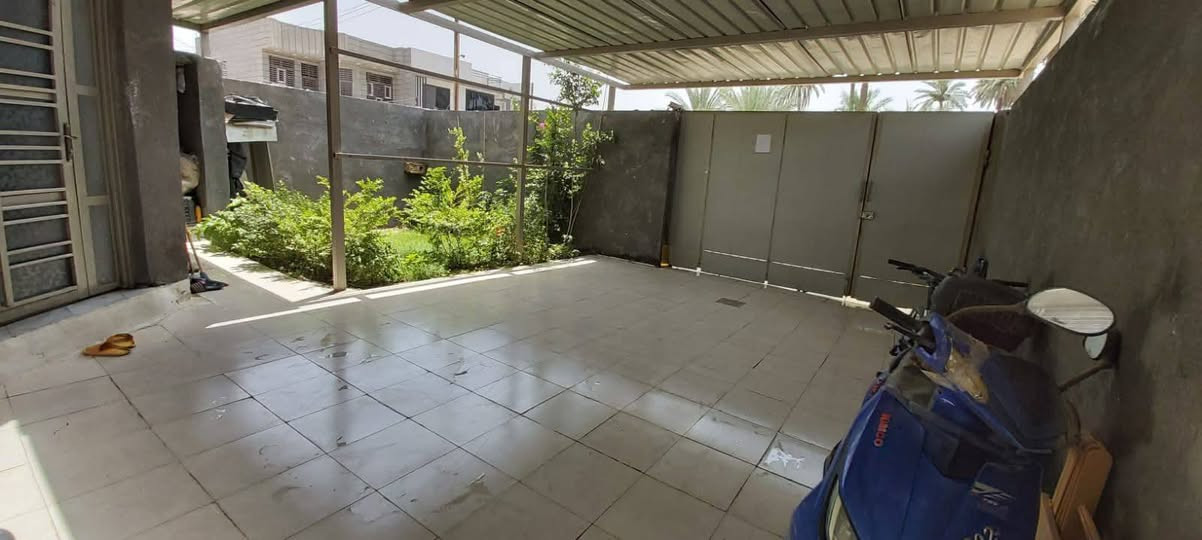 اللهم صلِّ على محمد وآل محمد
دار للبيع 200 متر حي الصحة خلف المدينة المائية بناء هذه السنة طابقين سند 25 بسمي يحتوي على 5 غرف نوم ارضية مرمر
كراج 7×5 
حديقة 5×6 
مطبخ 5×5
هول داخلي 5×5 
استقبال 5×5
مجمع صحيات مستقل كبير
غرفة 1..  5×5
غرفة 2..  5×5
والطابق الثاني 3 غرف نوم + صحيات + مطبخ
السعر 465 مليون 
***********
