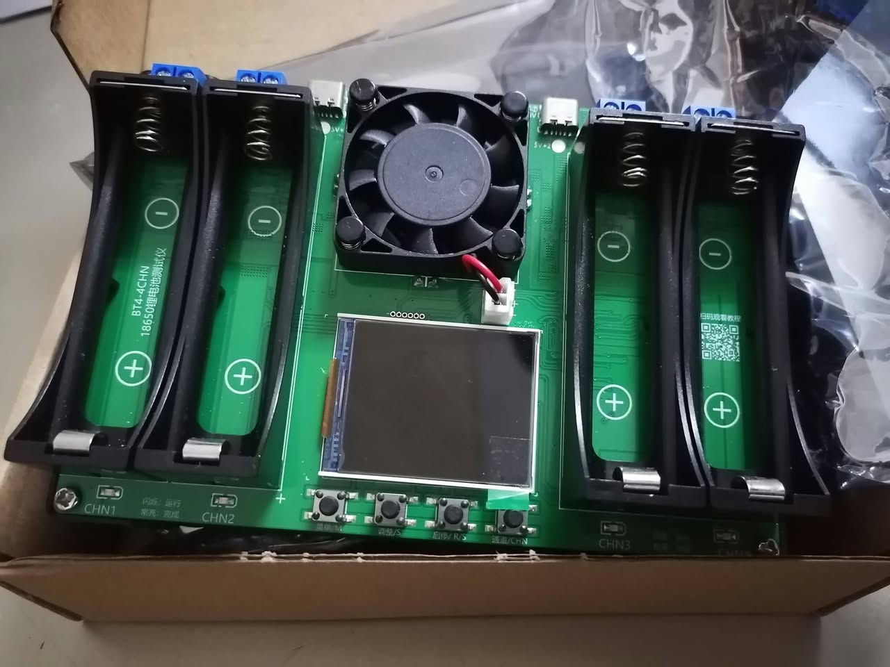 🔋 جهاز فحص وشحن بطاريات 18650 – 4 قنوات 🔋
✅ شحن وفحص مقاومه و فولط و سعة بطارية جديد لوك
