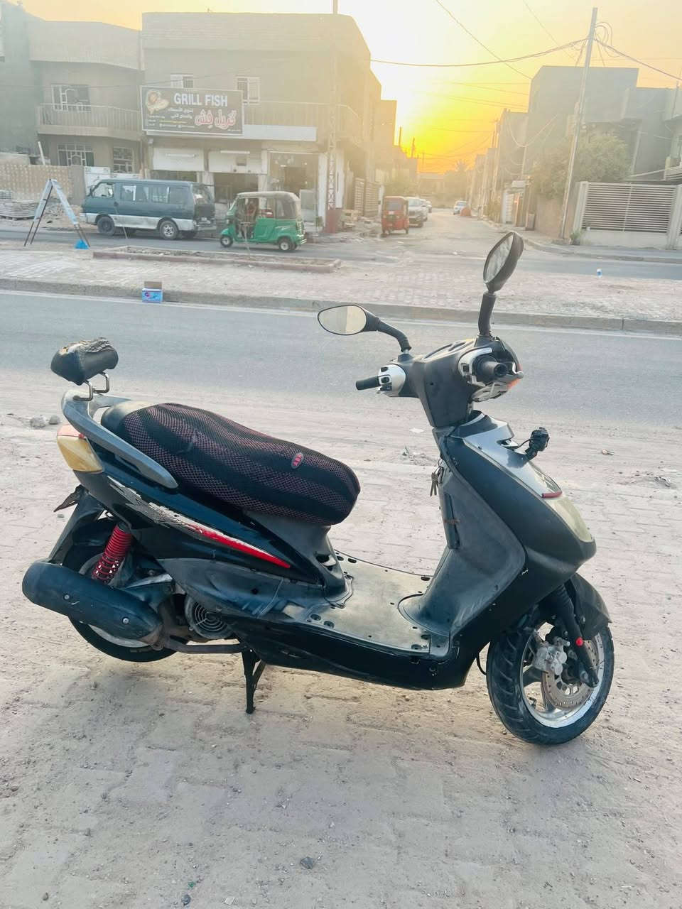 السلام عليكم دراجه سكنز  للبيع شغاله كلهه نقصهه بس سلف مكسور تظرب  هندر نكره وحده تشتغل مكينه ناعمه مكاني المحمودية السعر ٣٥٠ ***********
