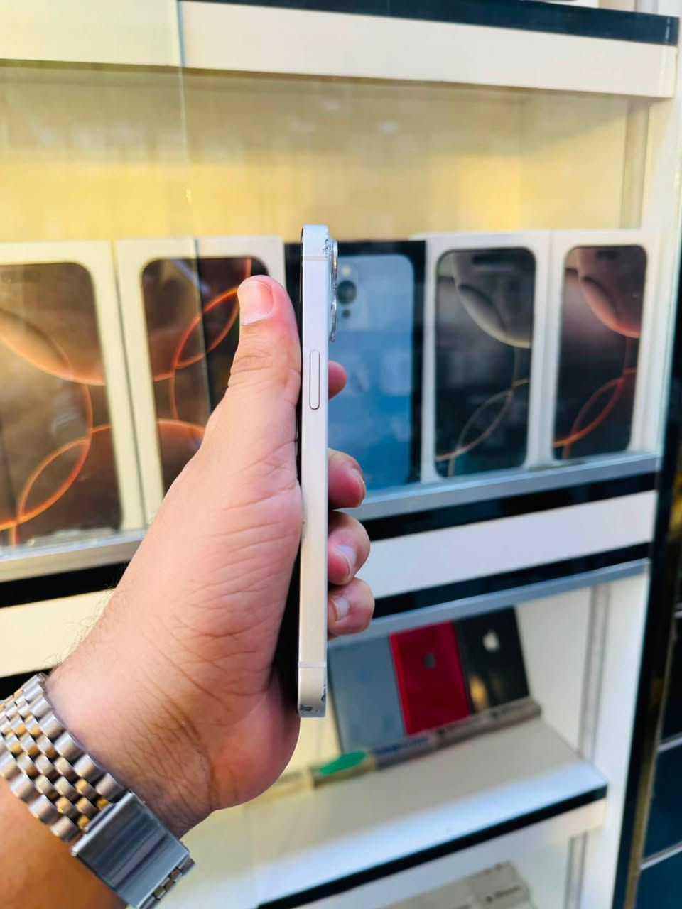 السلام عليكم 🫡
للبيع iPhone 13 عادي كامرتين 
ذاكرا 128 
بطاريه 88% 
نموذج M شرق اوسط ماستر
نضافه 90% لون ابيض 
الجهاز فول كله شغال فقط مبدل شاشه اصليه ٣ خيارات وبيه فطر ناعم مثل مموضح لا مأثر ولا شي كله شغال صوت اتصال فيس ايدي كامرات مابيه اي خلل السعر قفل ٢٨٠ الف مكاني بغداد مدينه الصدر رقمي ***********
