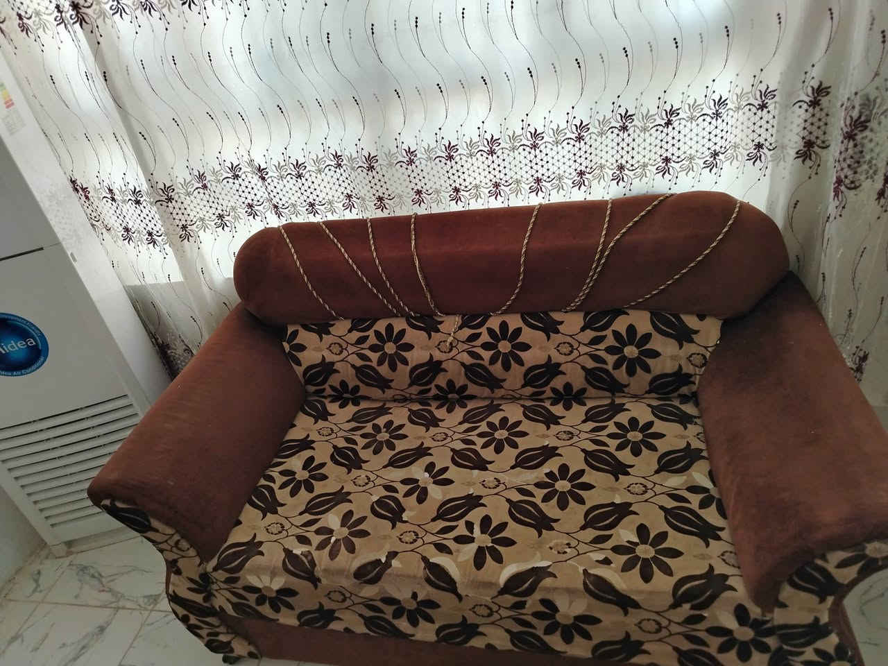 تخم للبيع عشر مقاعد قنفات اثنين كبار وواحده وسط واثنين كراسي نظيف جدا العنوان واسط قضاء الحي الكراده اتصال على هذا الرقم ***********

