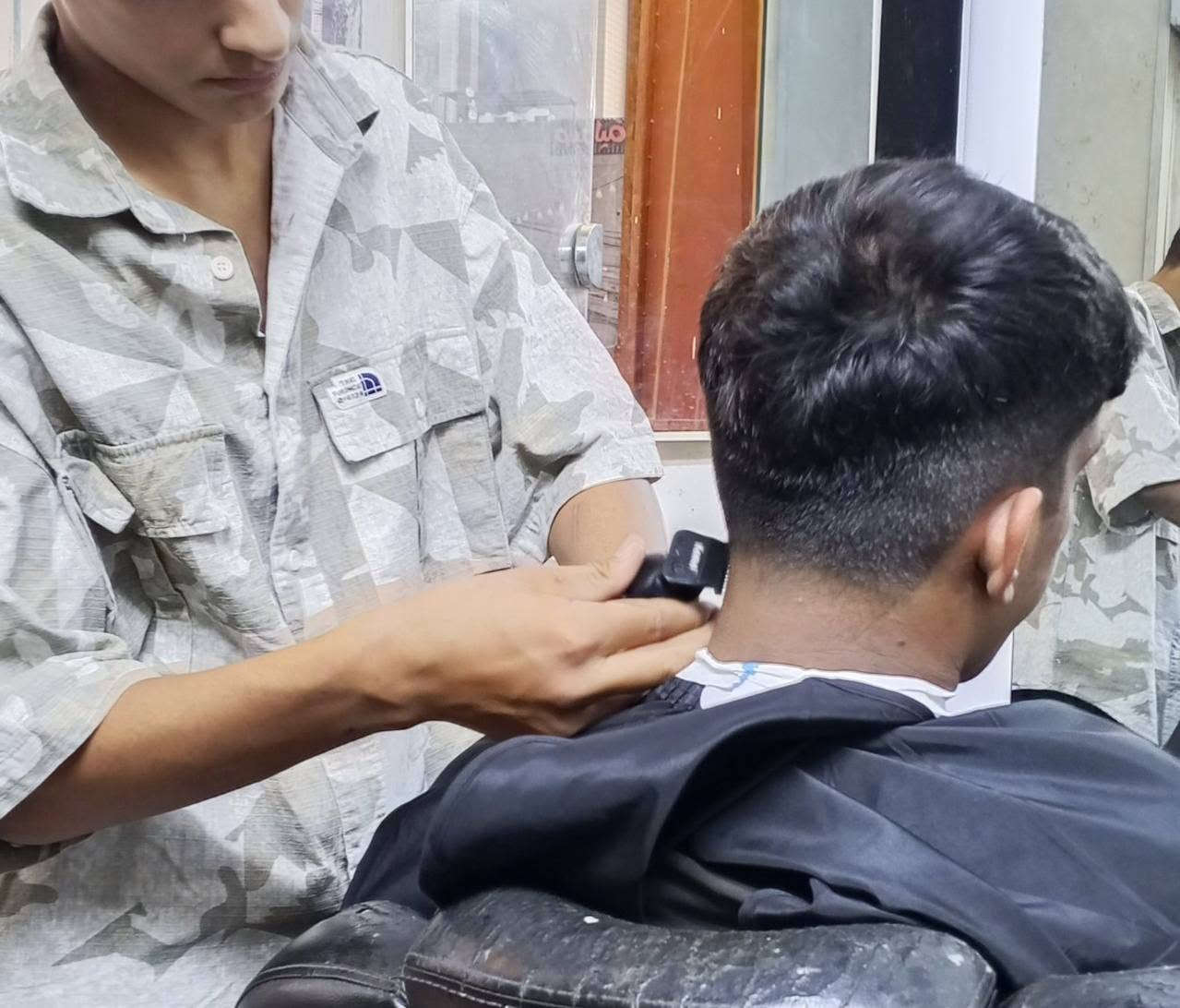 دورات حلاقه سعر الدوره 150الف وخلال شهر نخرجك احسن حلاق  والمده مفتوح لتعلم بسعر 150 الف المكان كربلاء اتصل ع الرقم *********** بأدارة  الكوافير علي عدنان
