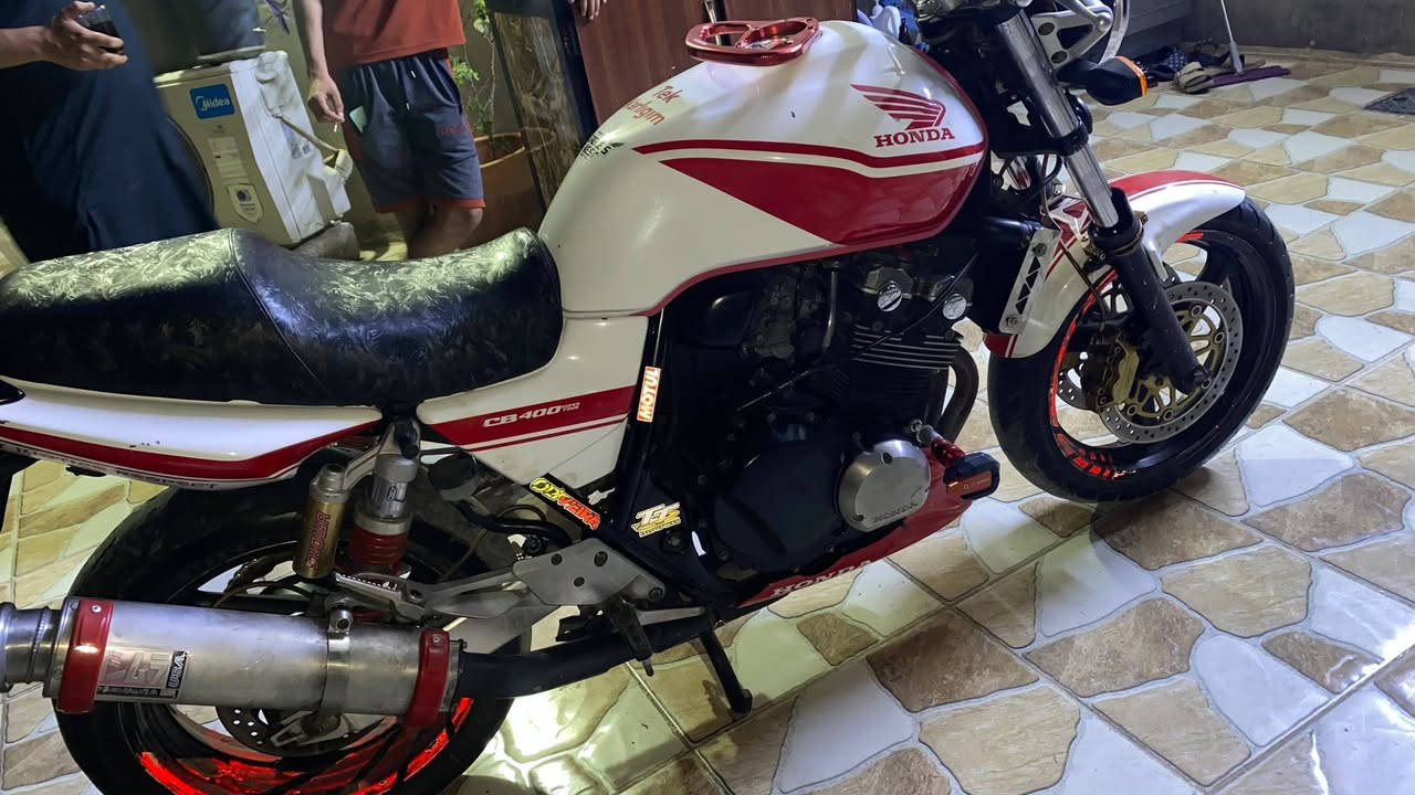 السلام عليكم سيبي 400  2006 هايبر جيل الثالث  الدراجه كبال عينك رايدهه 23 وبيها مجال حك جيتك فقط ( مكانها صلاح الدين بيجي) 
للتواصل ***********
