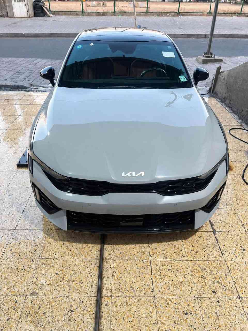 السلام عليكم متاح K5 مديل 2025 GT-Line محرك 2500 تنفس طبيعي داخل احمر بنوراما معروفه مواصفاتها بدون ما اذكر سيارة بيها بارد  بحافه البنيد وبارد قليل بالباب الخلفي جهة اليمنة الجاملغ نفسة مشدود كلشي مابي يعني مابيها لا تبديل ولا صبغ السيارة رقم بغداد باسمي تحويل مباشر سيارة ماشية 11 الف سيارة لا شخط ولا نقص بيها جاهزة حتى تخم تاير ياباني جديد جواها مكاني شارع فلسطين اي ستفسار هذا رقمي *********** السعر 205 وبيها مجال جداً بسيط حك الجية بيع نقد فقط

