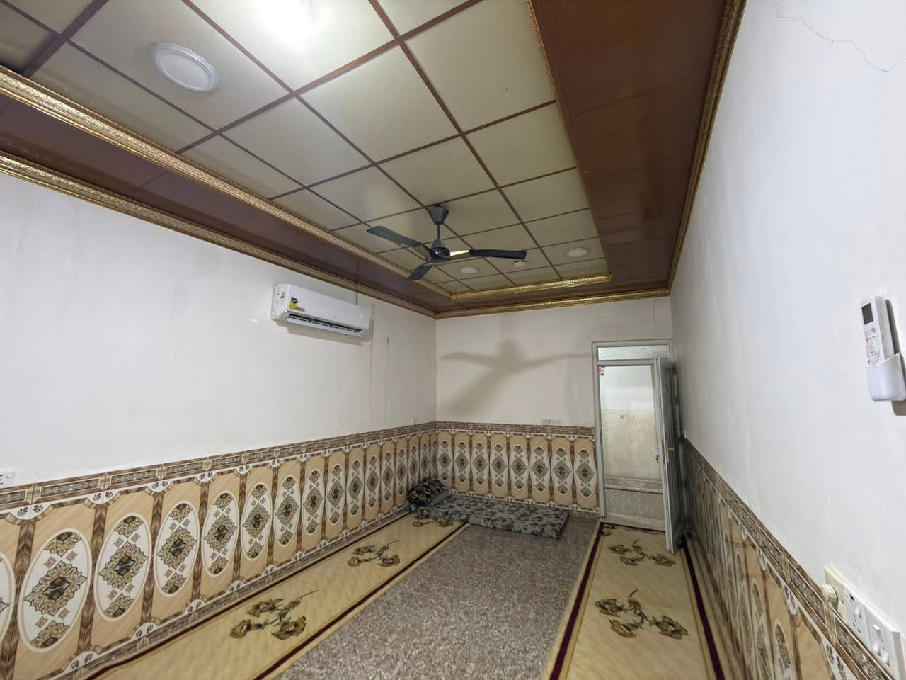 � للبيع بيت سكني 

📍 الموقع: حي التجنيد، قرب موقف الجيبات.

📐 المساحة: 200 متر مربع.

🔹 مواصفات البيت:

* غرفتا نوم.
* استقبال.
* مطبخ (كاونتر بطول المطبخ ضمن البيت).
* بئر ماء داخل البيت.
* ماء إسالة مسحوب.
*سعر 75مليون 

✅ موقع جيد وخدمات متوفرة.

📞 للاستفسار والمراجعة التواصل عبر الخاص أو الاتصال على الرقم المخصص0770218911_واتساب واتصال ***********
