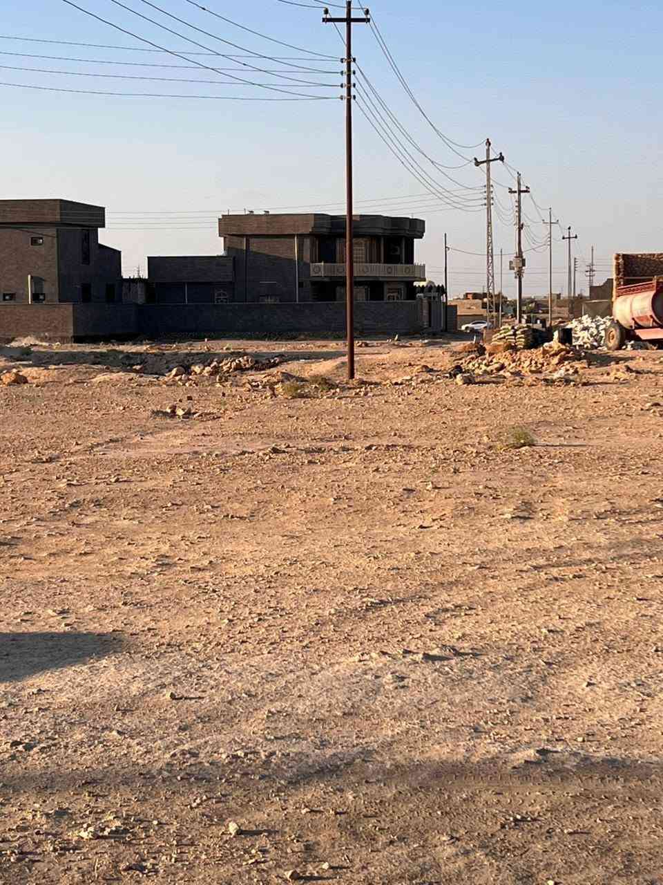 هيكل للبيع مقابيل حجر صحي على شارع ٤٠م 
مساحة الأرض ٣٠٠م يحتوي ع استقبال ومطبخ وصاله داخليه وغرفتين نوم وصحيات داخليه بناء حجر درجه أولى 
يرهم بيع ويرهم مراوس بسياره
***********
