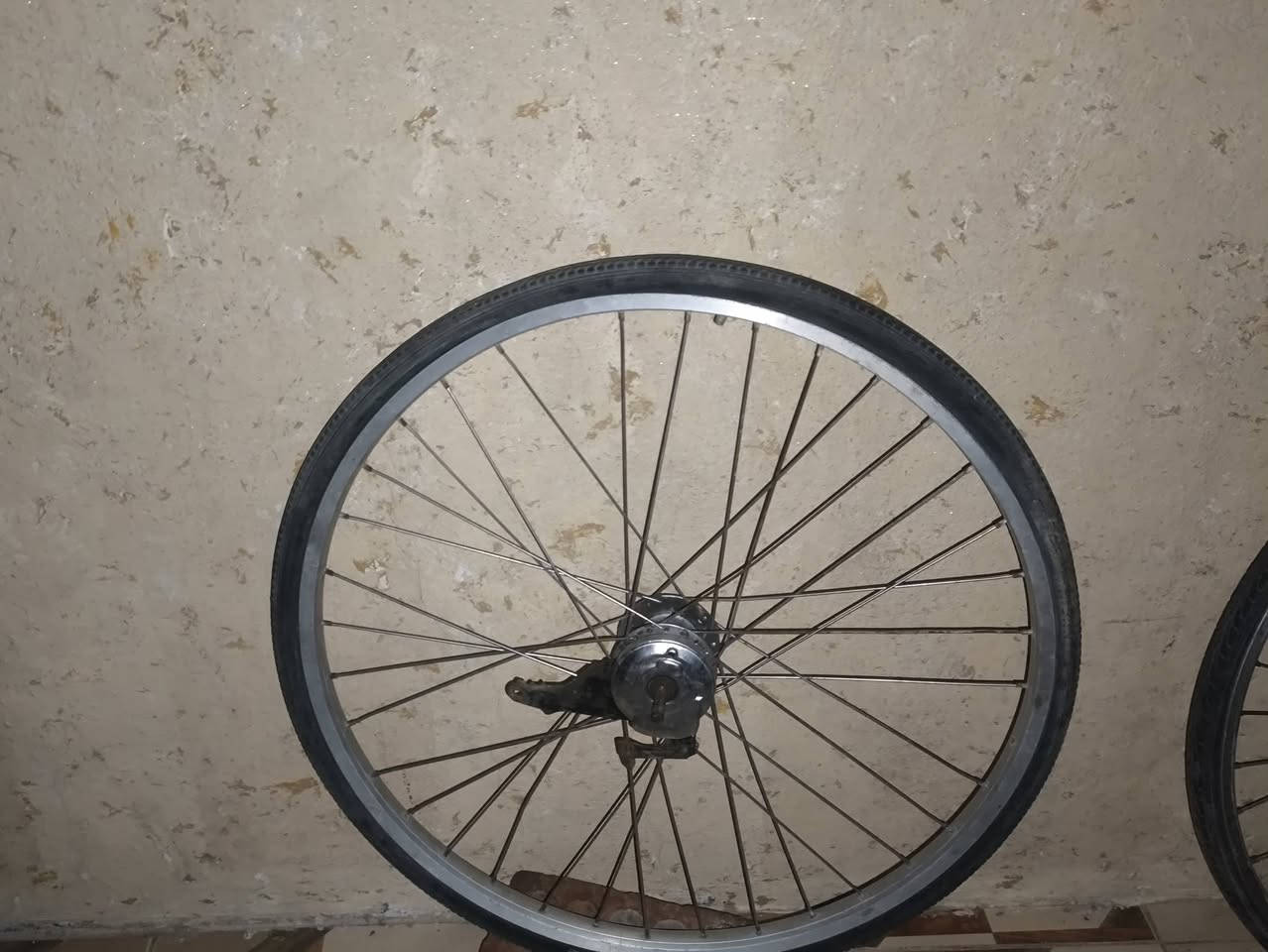 للبيع
ويلات اماميه 26 نضيفات 
ويل خلفي گير داخلي 26 بي بي لعب شويه
لشه موزه مارونيه وياه مكينه الأماميه ول دواسه ول سكان
و البايسكل الثاني 26
ول رصاصي كل شي ما بي اي نقص 
تواصل واتساب ***********
مكاني بلدروز
